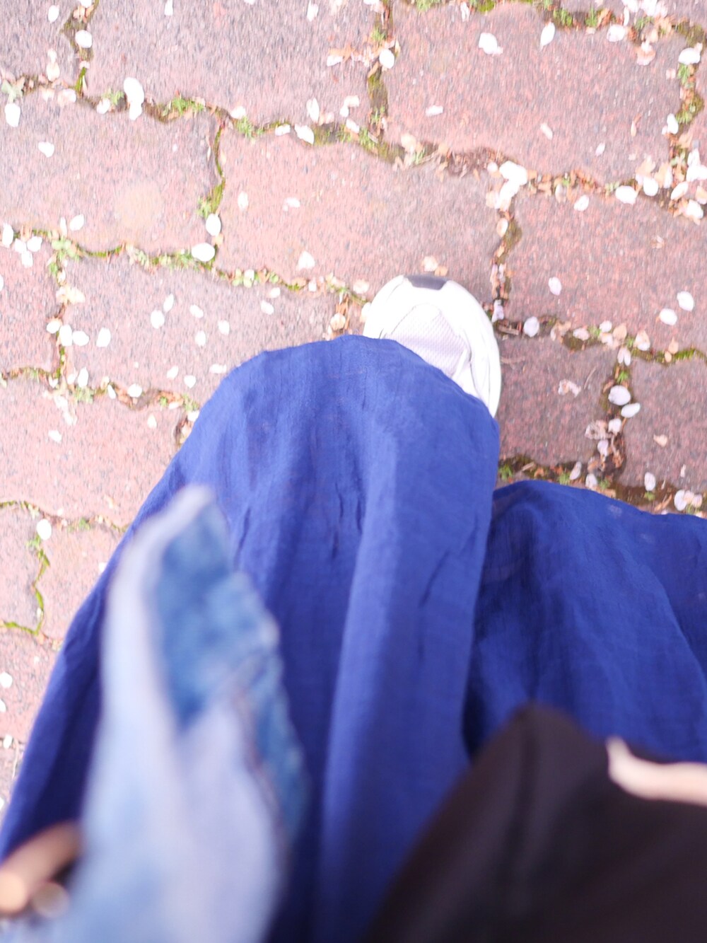 ホワイト系のTシャツ/カットソー、ブルー系のデニムジャケット、ブルー系のスカートを着用したレディースの春コーディネートの3枚目の写真