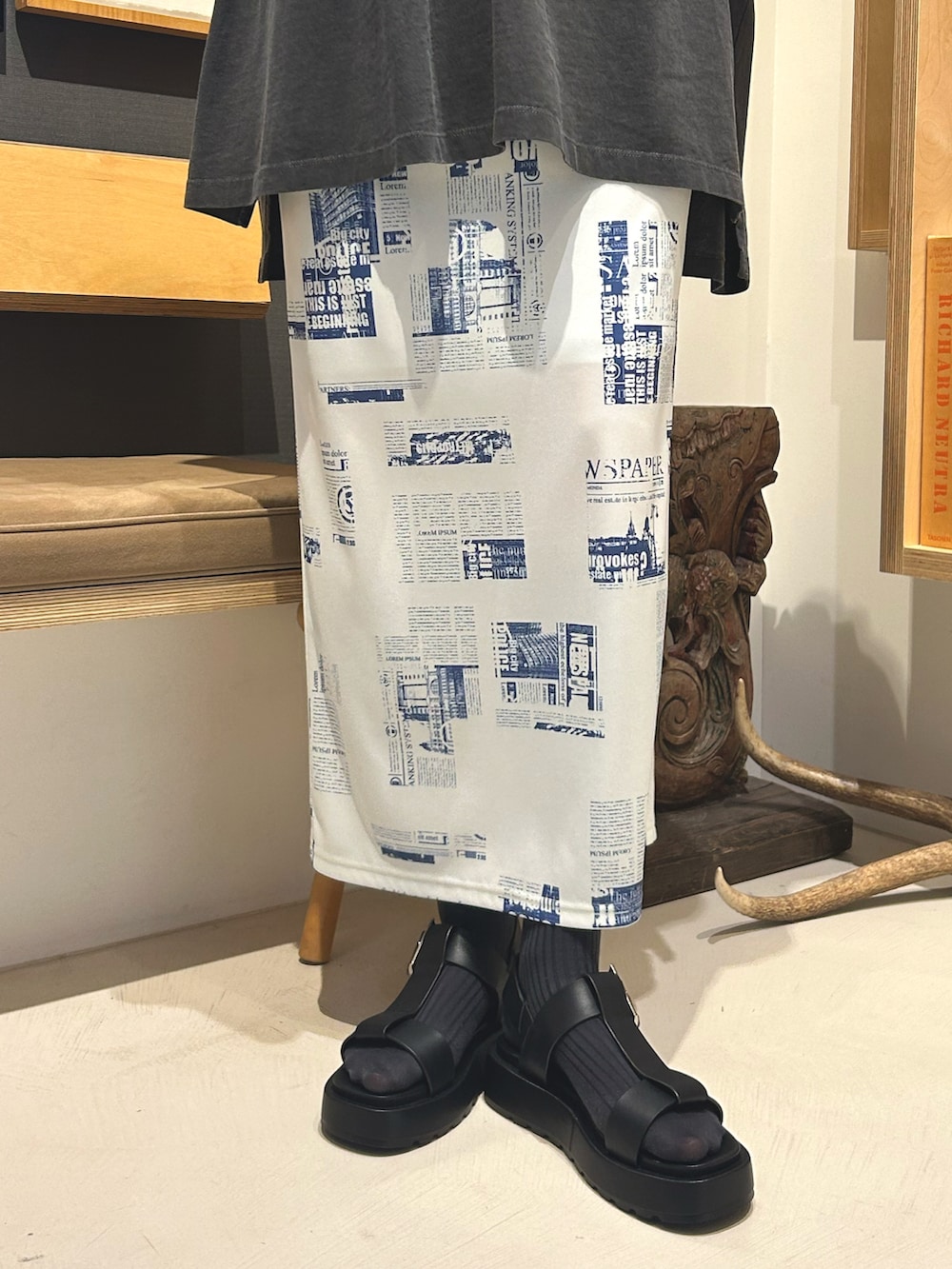 ブラック系のTシャツ/カットソー、ブルー系のスカート、グリーン系のTシャツ/カットソーを着用したレディースの春コーディネートの3枚目の写真