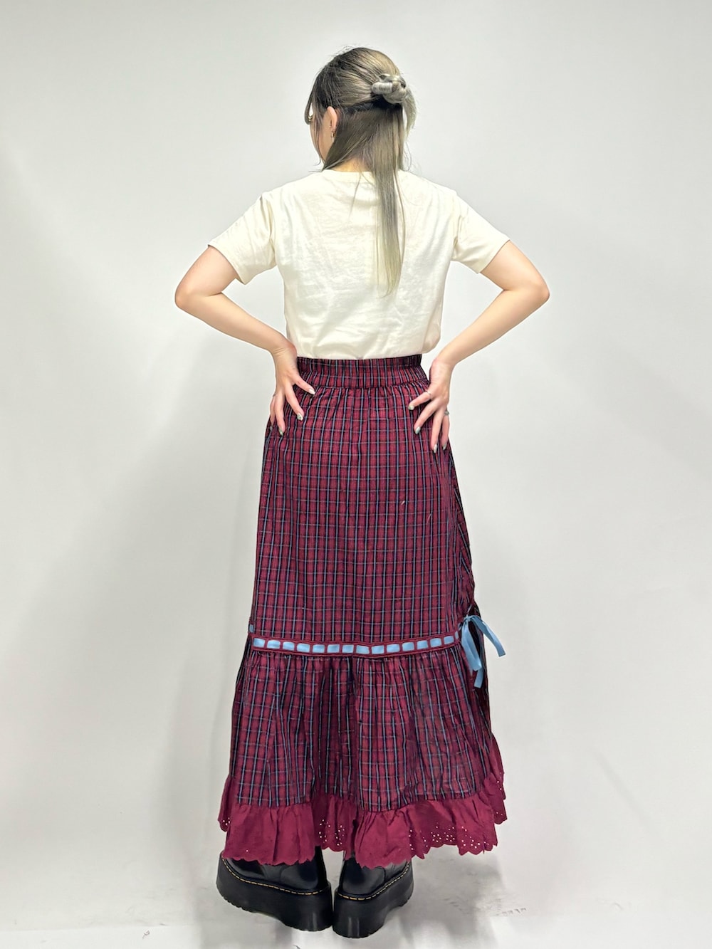 レッド系のスカート、ホワイト系のTシャツ/カットソー、ブラック系のその他シューズを着用したレディースの春コーディネートの3枚目の写真