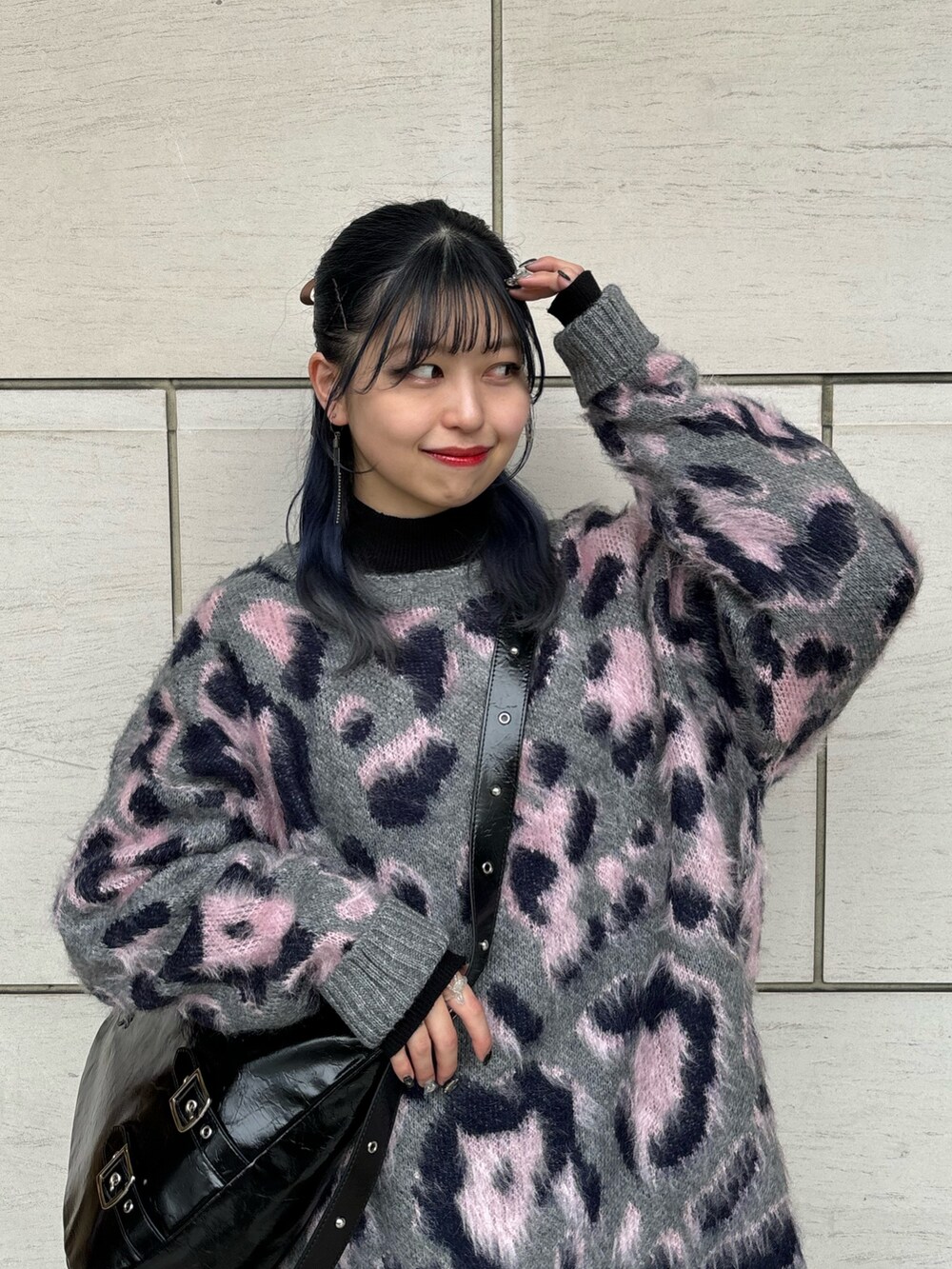 ブルー系のブーツ、ブルー系のスカート、グレー系のニット/セーターを着用したレディースの秋コーディネートの4枚目の写真