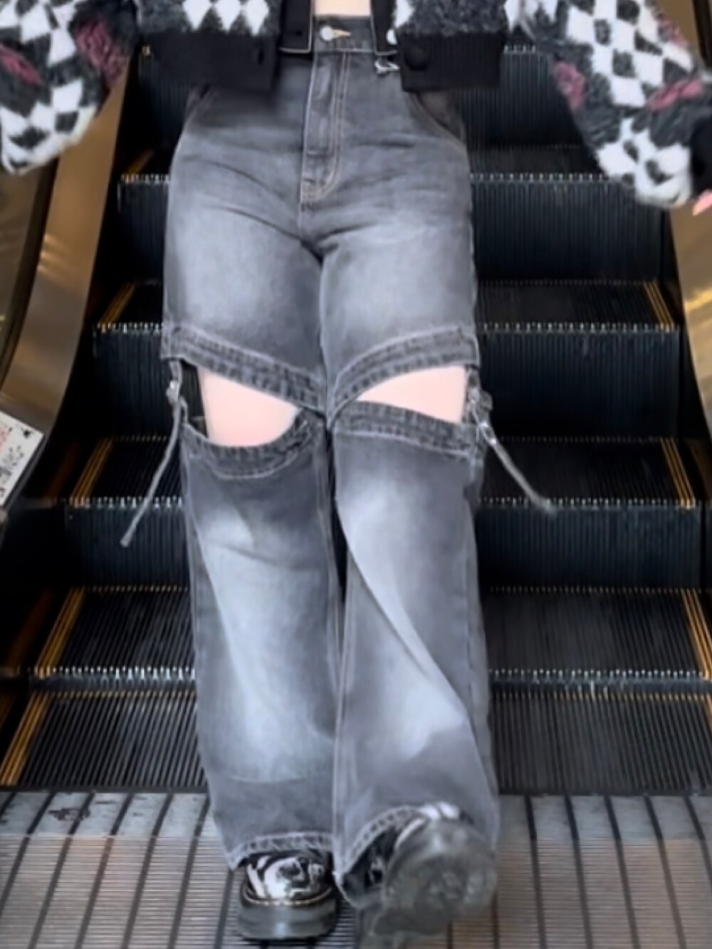 ブラック系のデニムパンツ、ブラック系のワンピース、ブラック系のカーディガン/ボレロを着用したレディースの秋コーディネートの5枚目の写真