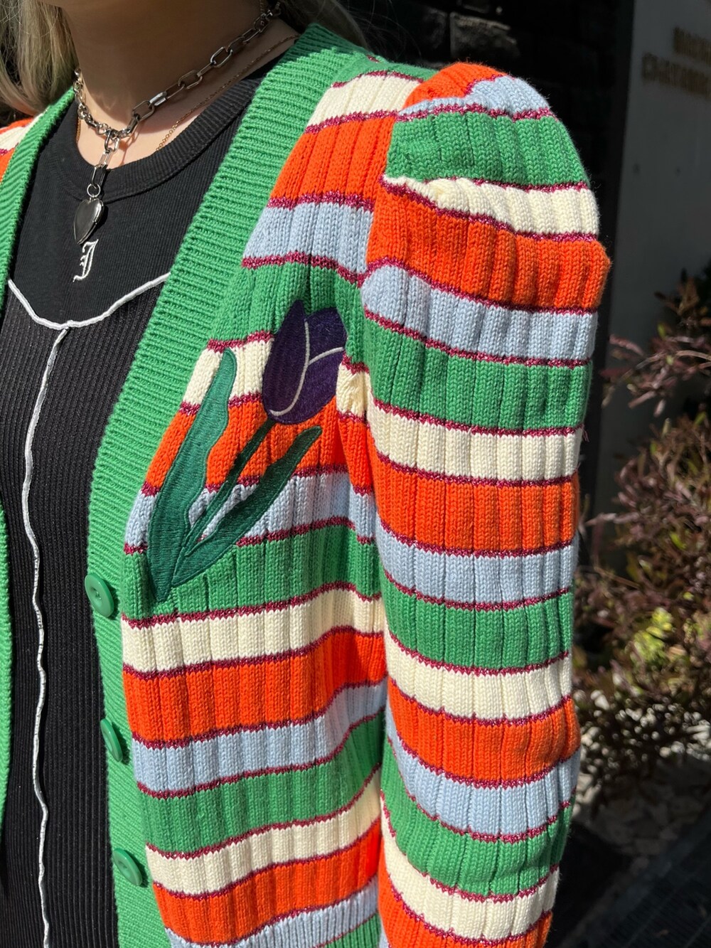 ブラック系のワンピース、ブラック系のタンクトップ、グリーン系のバレッタ/ヘアクリップを着用したレディースの春コーディネートの6枚目の写真