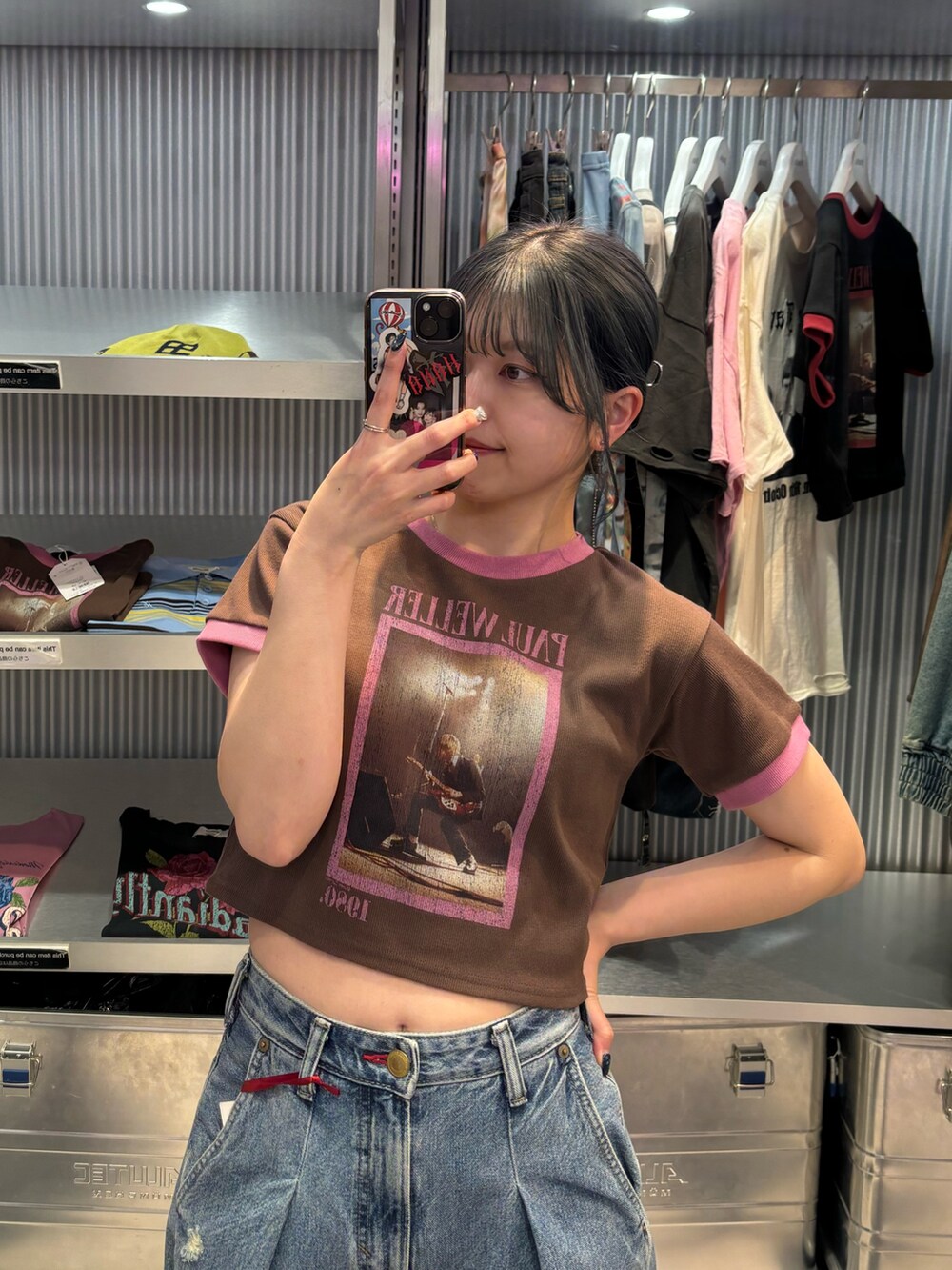 ブルー系のデニムパンツ、ブラウン系のTシャツ/カットソーを着用したレディースの春コーディネートの4枚目の写真