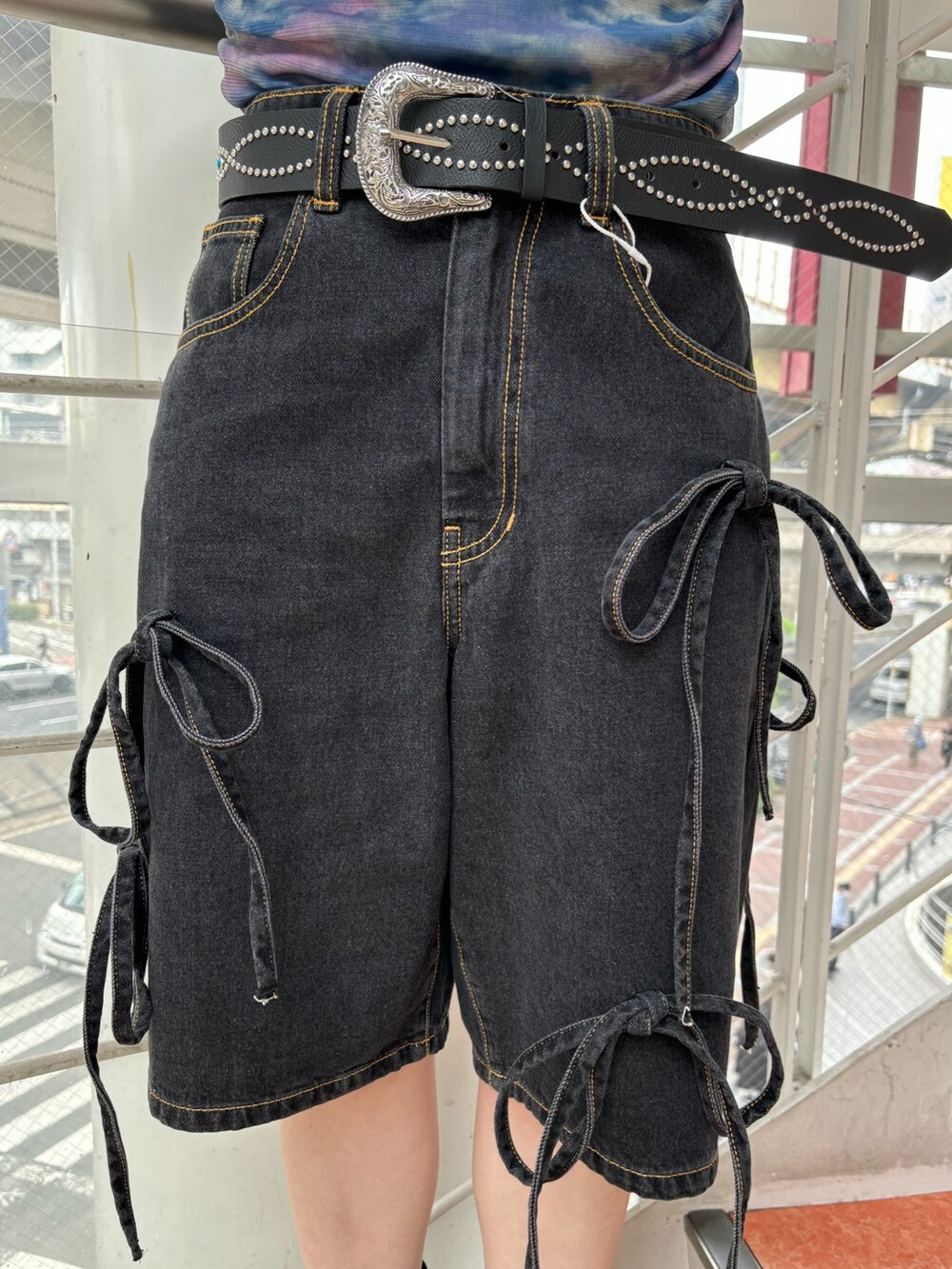 ブラック系のデニムパンツ、ブルー系のTシャツ/カットソー、ブラック系のその他シューズを着用したレディースの春コーディネートの8枚目の写真