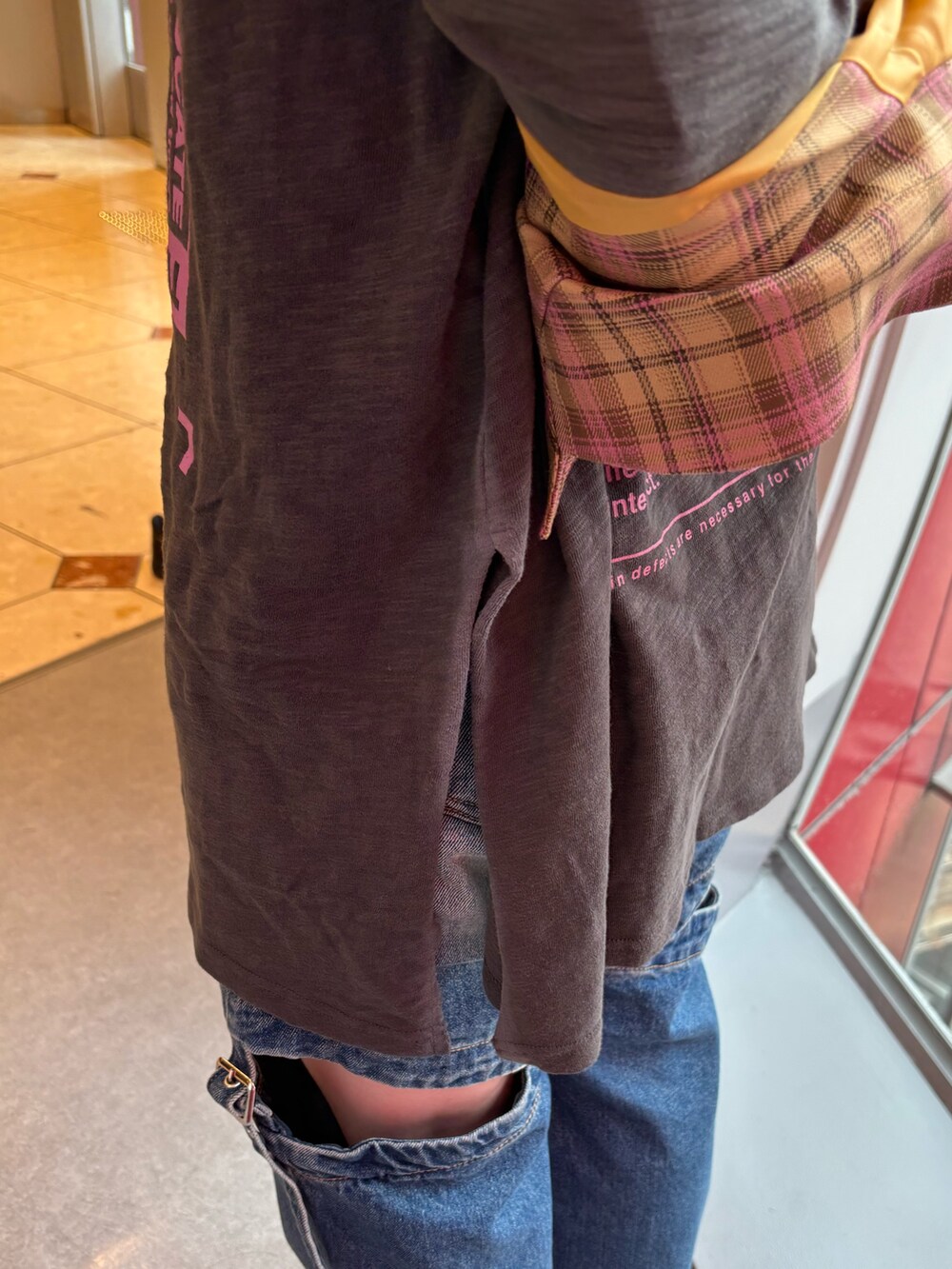 ブルー系のデニムパンツ、ブラック系のドレスシューズ、ブラウン系のテーラードジャケットを着用したレディースの夏コーディネートの7枚目の写真