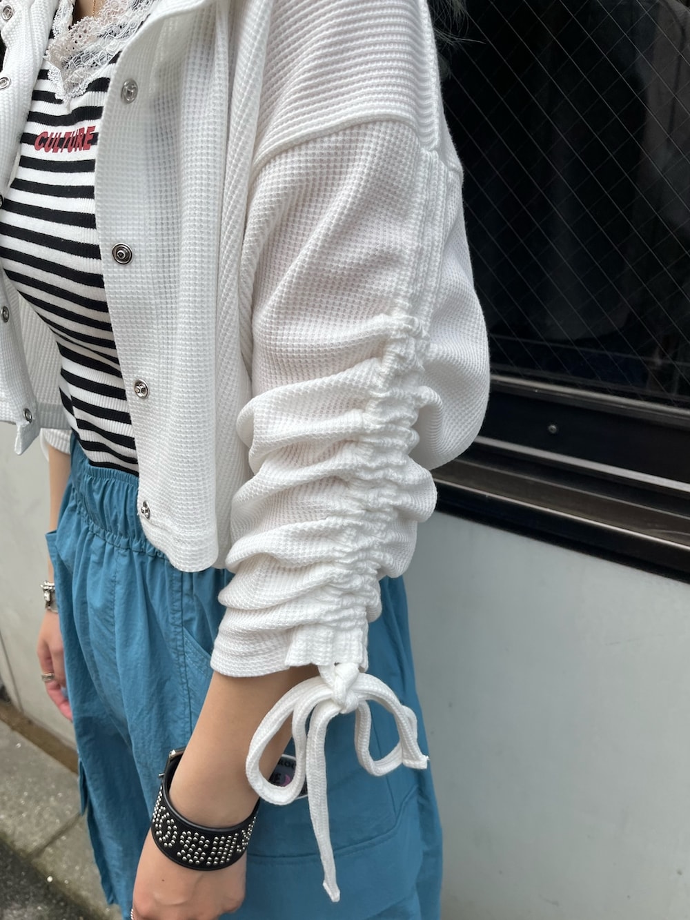 その他のタンクトップ、ホワイト系のTシャツ/カットソー、ブルー系のカーゴパンツを着用したレディースの夏コーディネートの6枚目の写真