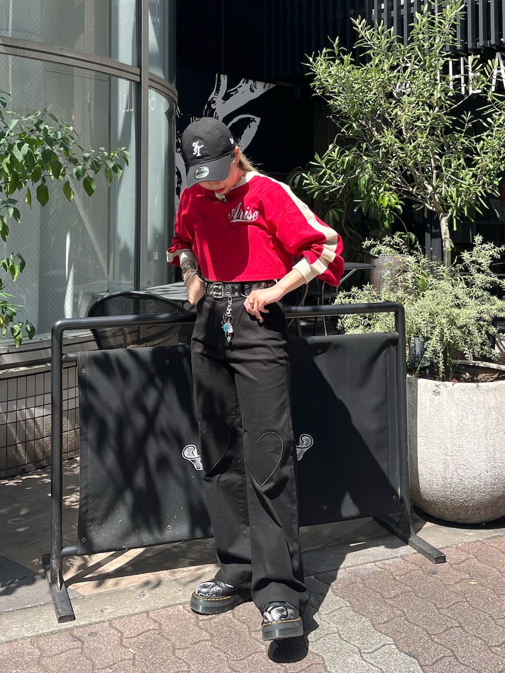 ブラック系のその他パンツ、レッド系のTシャツ/カットソー、シルバー系のネックレスを着用したレディースの秋コーディネートの3枚目の写真