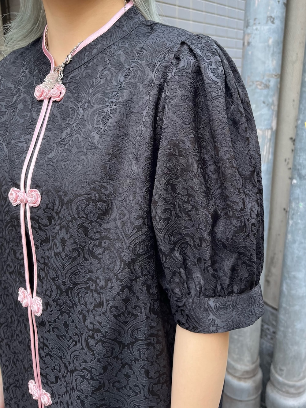 ブラック系のシャツ/ブラウス、ピンク系のその他パンツを着用したレディースの春コーディネートの4枚目の写真