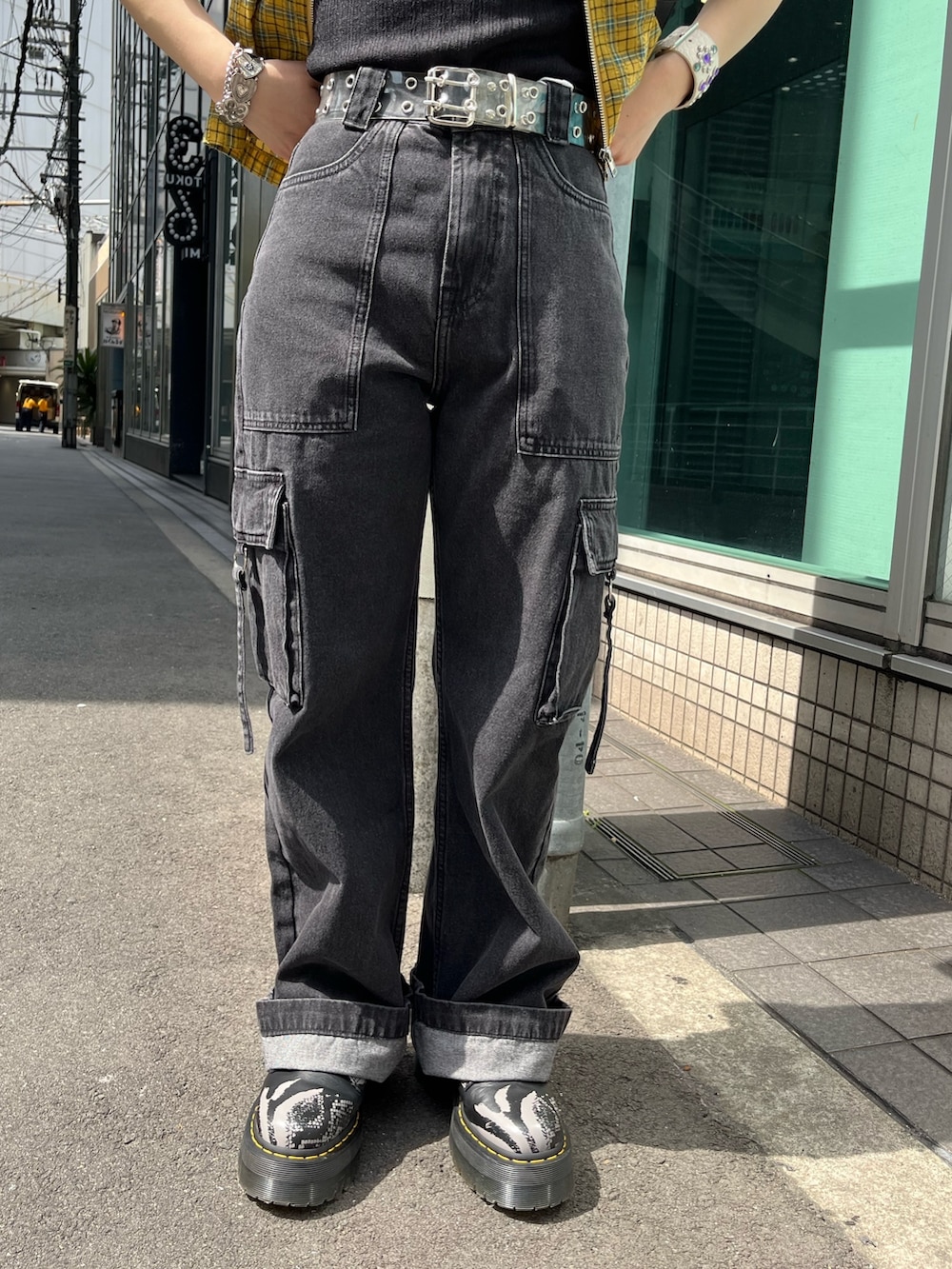 ブラック系のハンドバッグ、ブラック系のカーゴパンツ、ブラック系のタンクトップを着用したレディースの春コーディネートの7枚目の写真