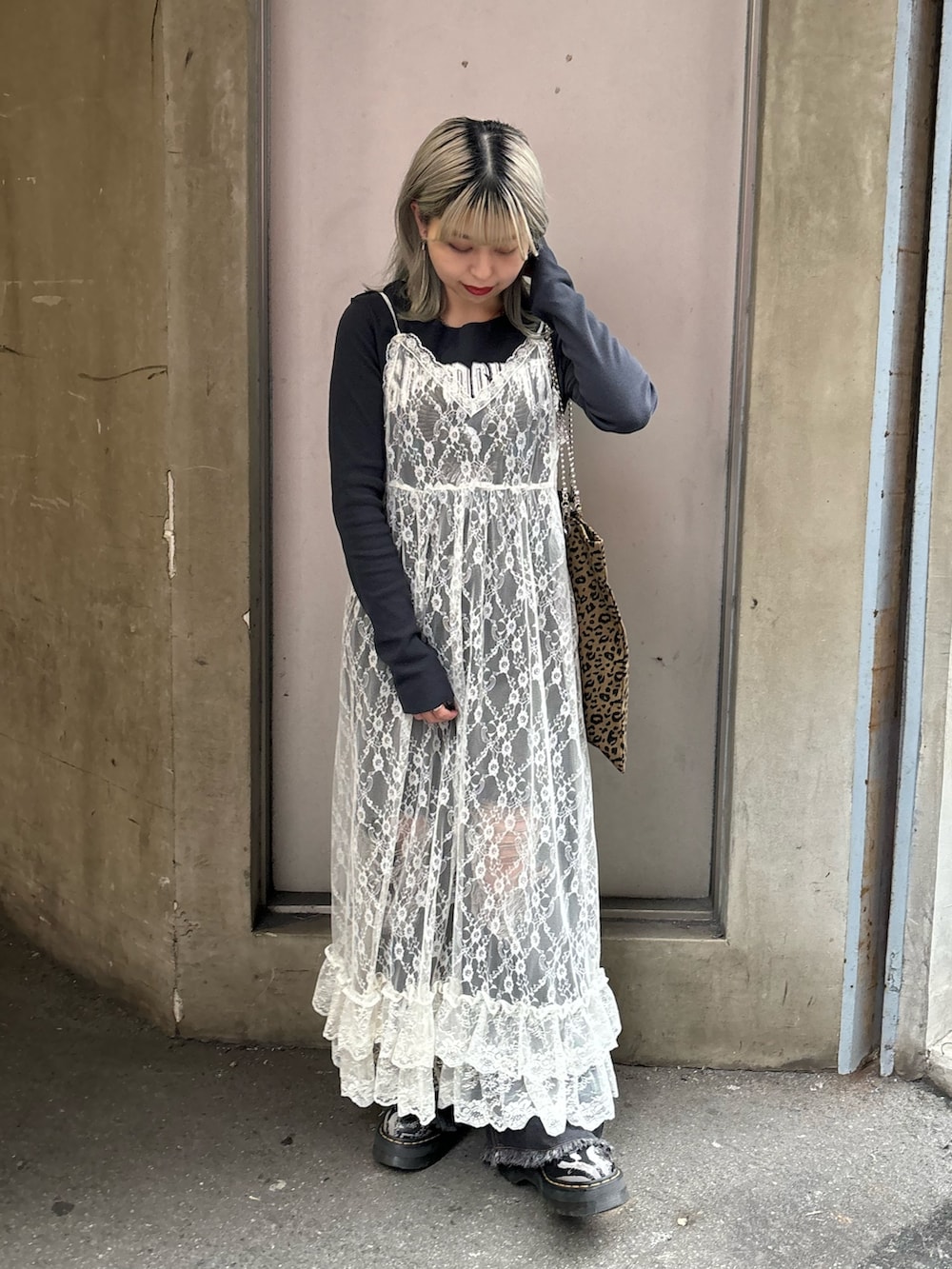 ホワイト系のワンピース、ブラック系のデニムパンツ、その他のトートバッグを着用したレディースの春コーディネートの5枚目の写真