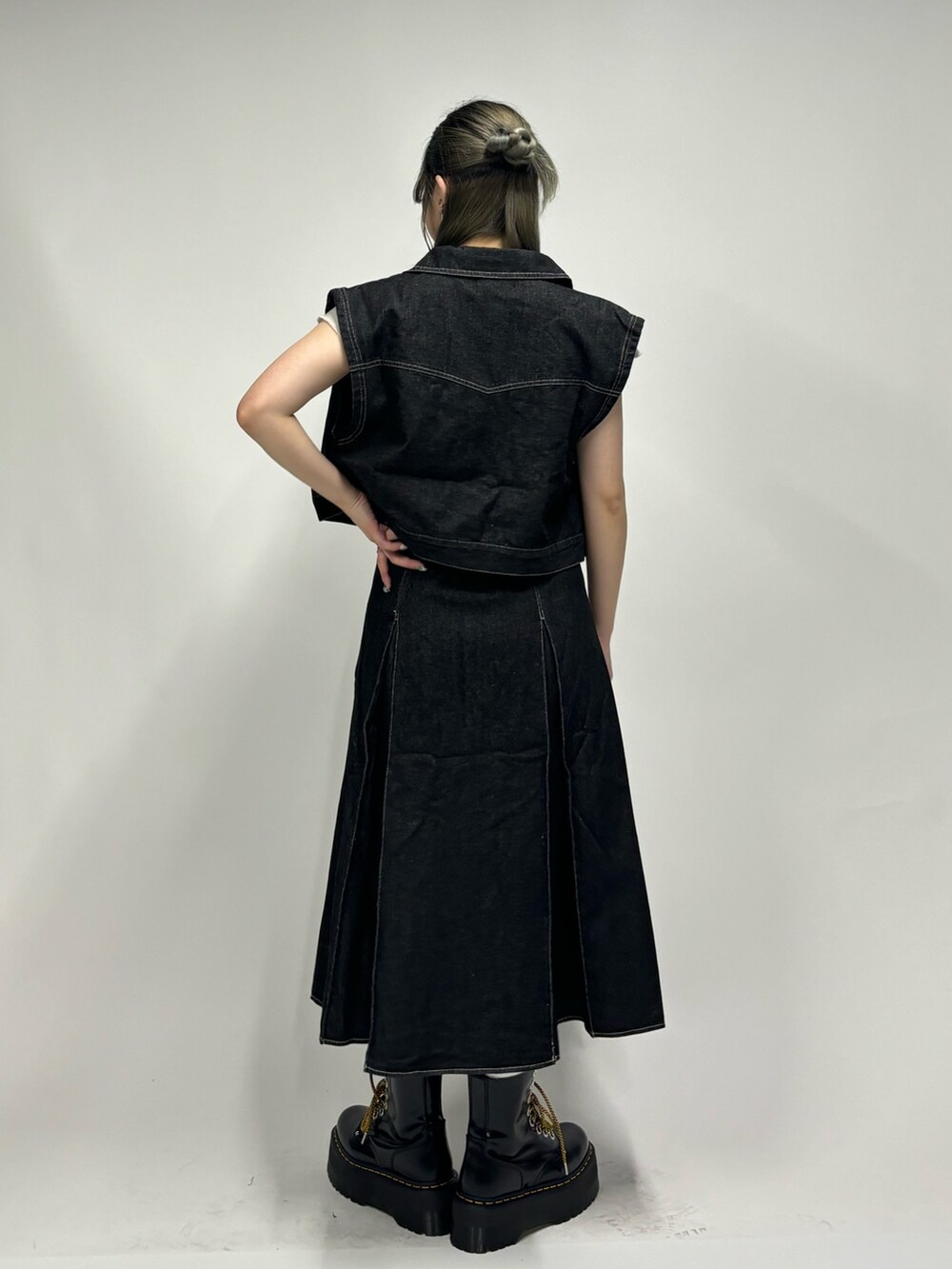 ブラック系のワンピース、ホワイト系のTシャツ/カットソー、ブラック系のその他シューズを着用したレディースの春コーディネートの3枚目の写真