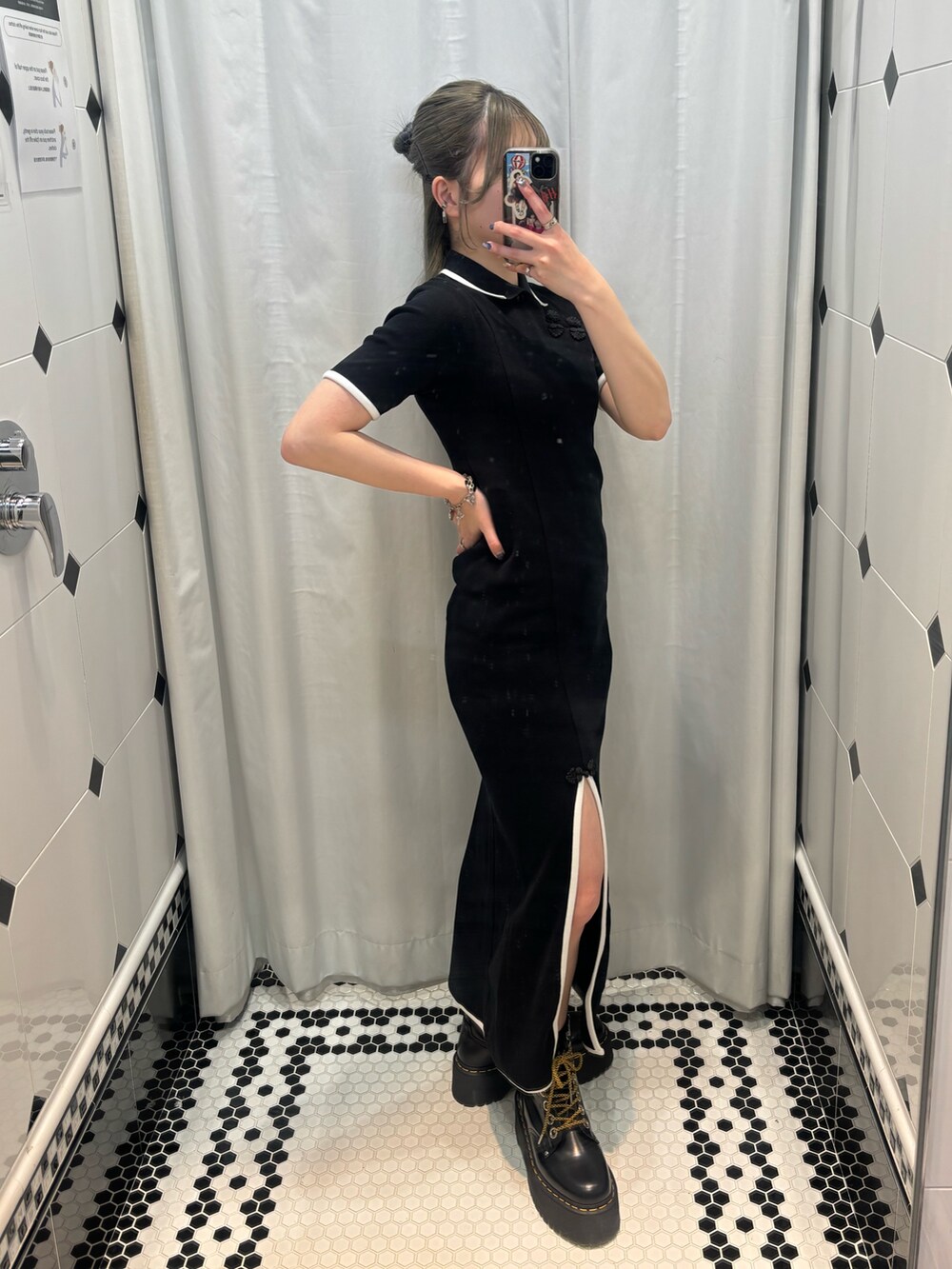 ブラック系のワンピース、ブラック系のその他シューズを着用したレディースの夏コーディネートの4枚目の写真