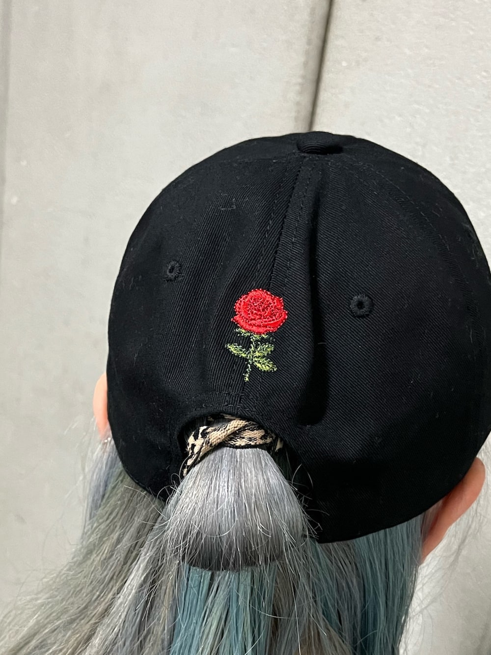 ホワイト系のTシャツ/カットソー、ブラック系のスカート、ブルー系のカーディガン/ボレロを着用したレディースの秋コーディネートの9枚目の写真