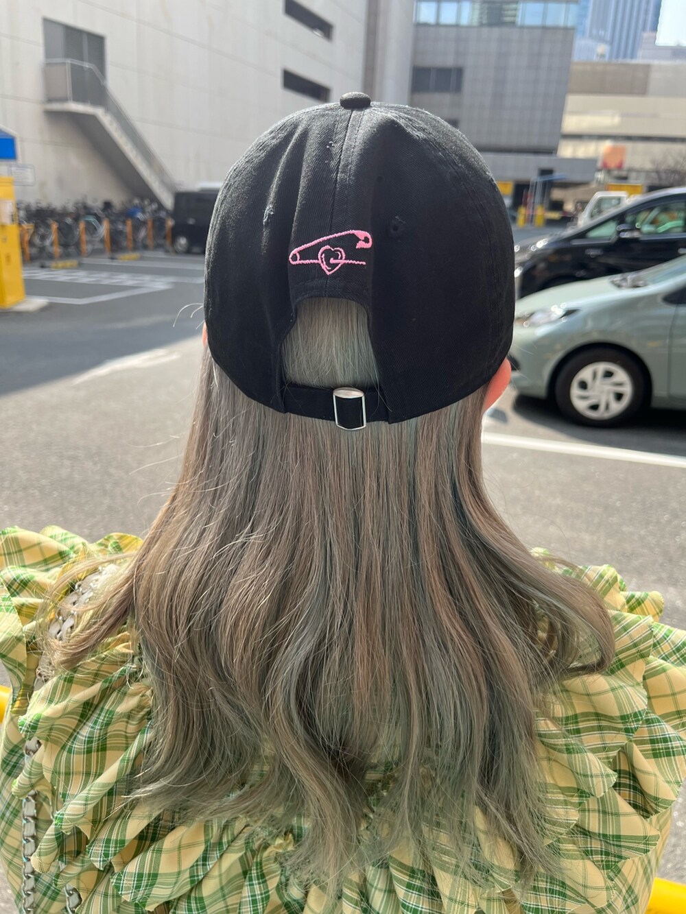 ホワイト系のその他パンツ、イエロー系のワンピース、ホワイト系のTシャツ/カットソーを着用したレディースの春コーディネートの9枚目の写真