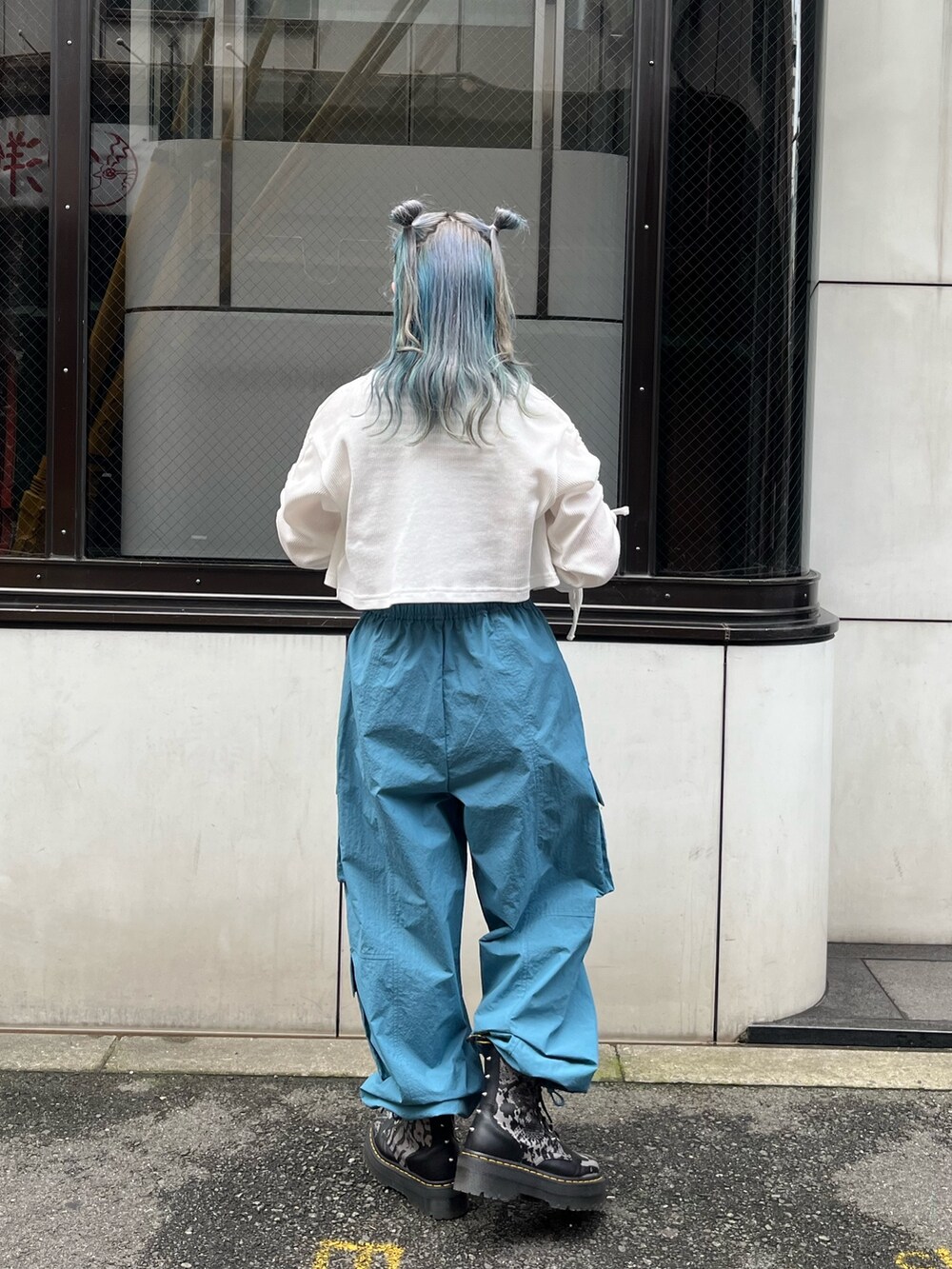 その他のタンクトップ、ホワイト系のTシャツ/カットソー、ブルー系のカーゴパンツを着用したレディースの夏コーディネートの3枚目の写真