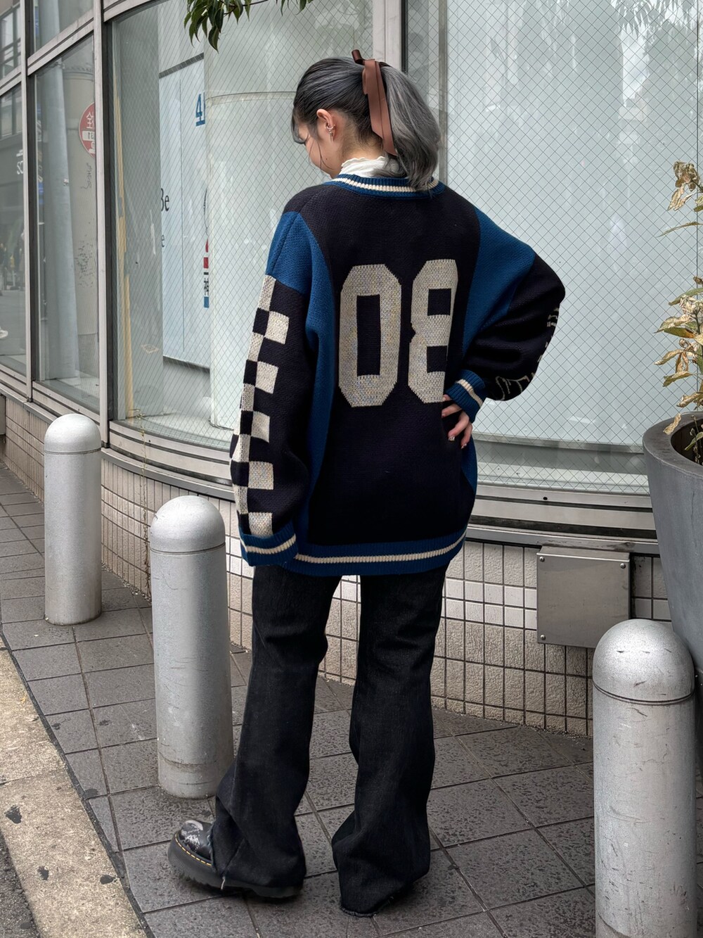 ブラック系のニット/セーター、ホワイト系のTシャツ/カットソー、ブラック系のその他パンツを着用したレディースの秋コーディネートの3枚目の写真