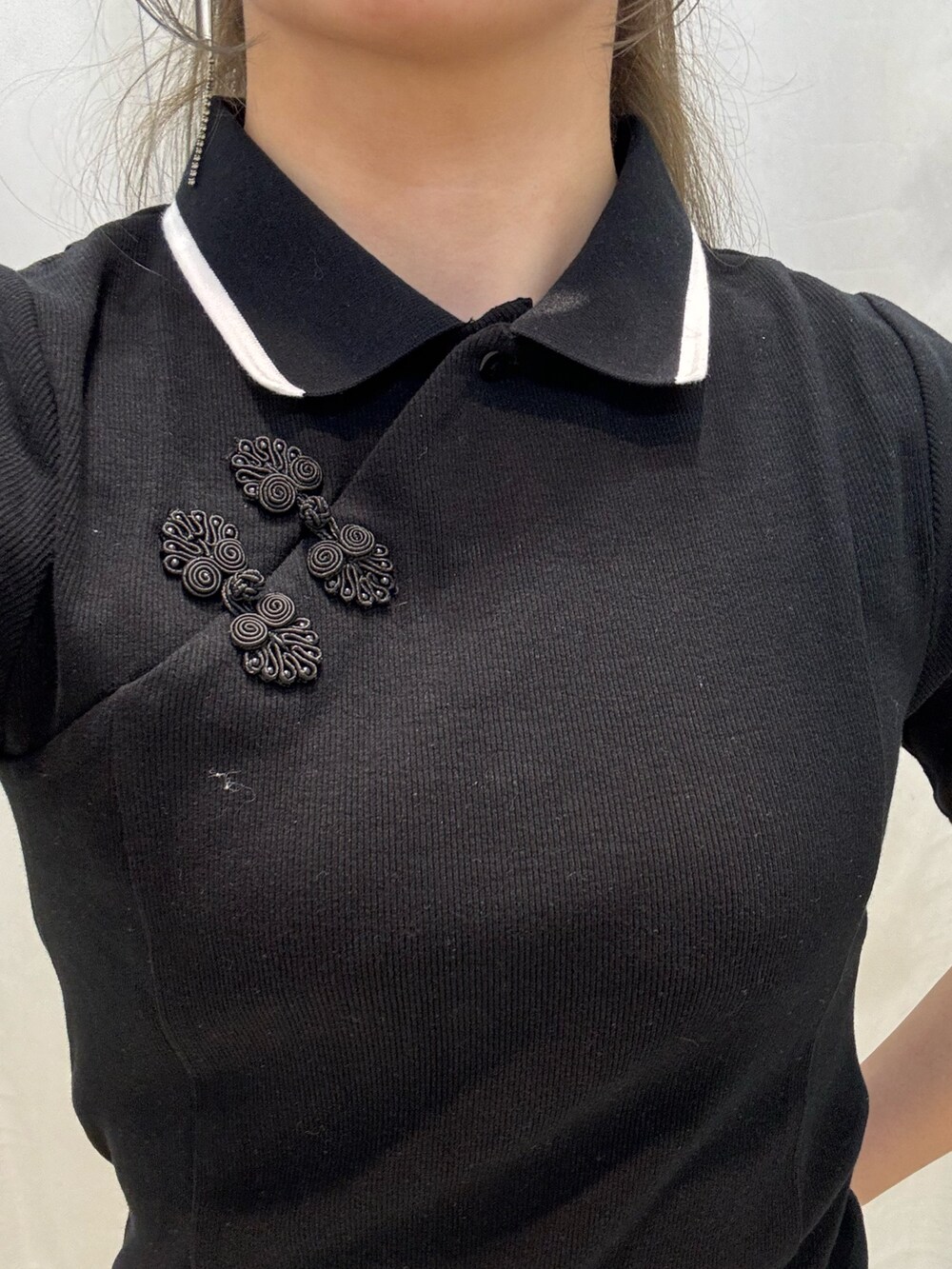 ブラック系のワンピース、ブラック系のその他シューズを着用したレディースの夏コーディネートの7枚目の写真