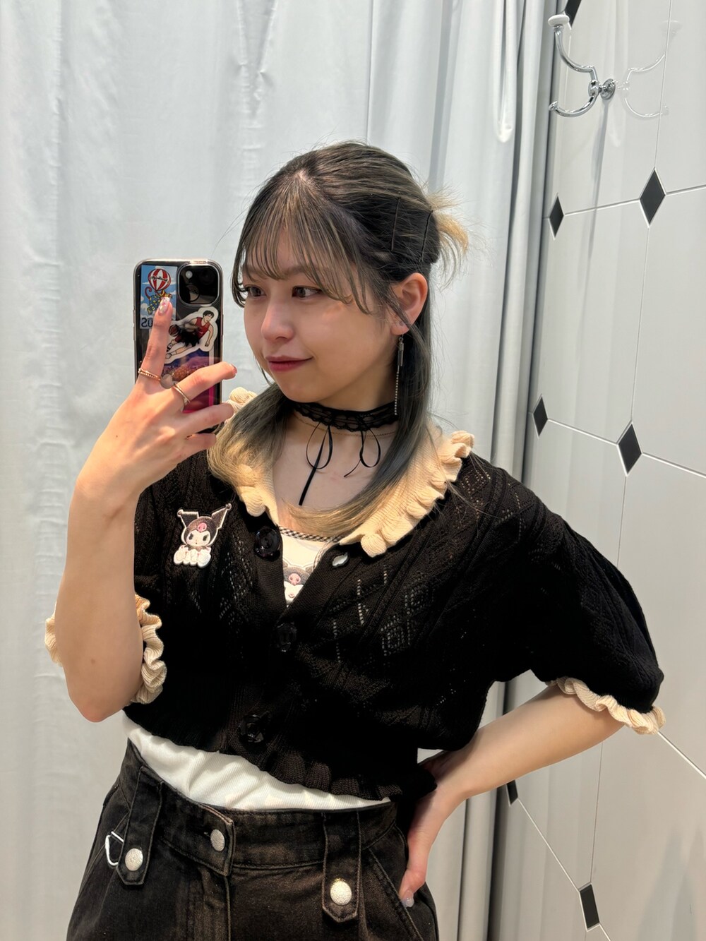 ブラック系のデニムパンツ、ブラック系のブーツ、ホワイト系のキャミソールを着用したレディースの春コーディネートの4枚目の写真