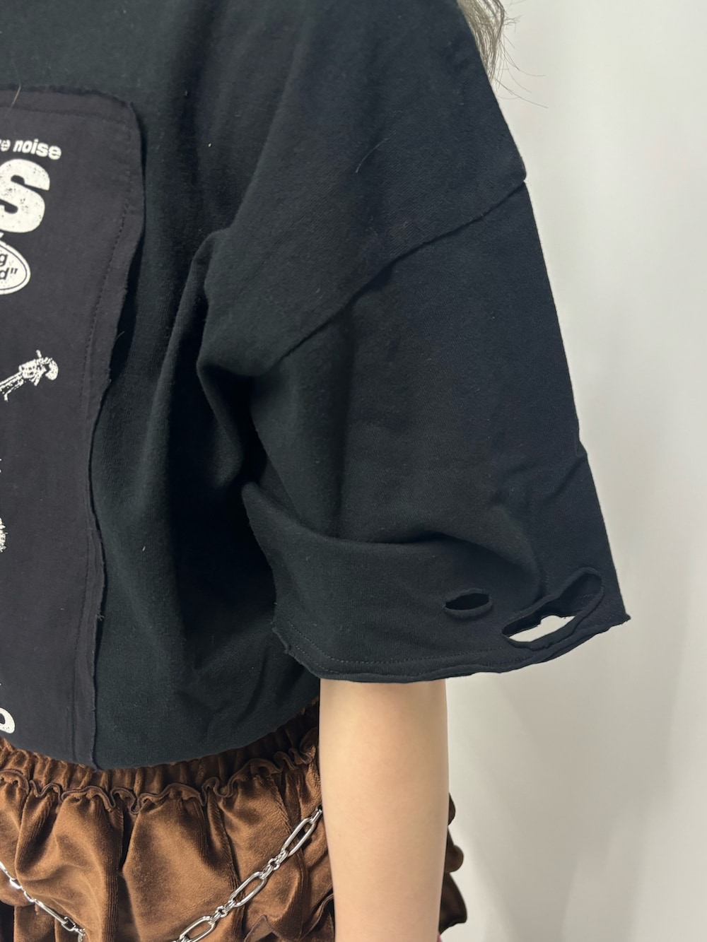 ブラウン系のスカート、ブラック系のその他シューズ、ブラック系のTシャツ/カットソーを着用したレディースの夏コーディネートの7枚目の写真