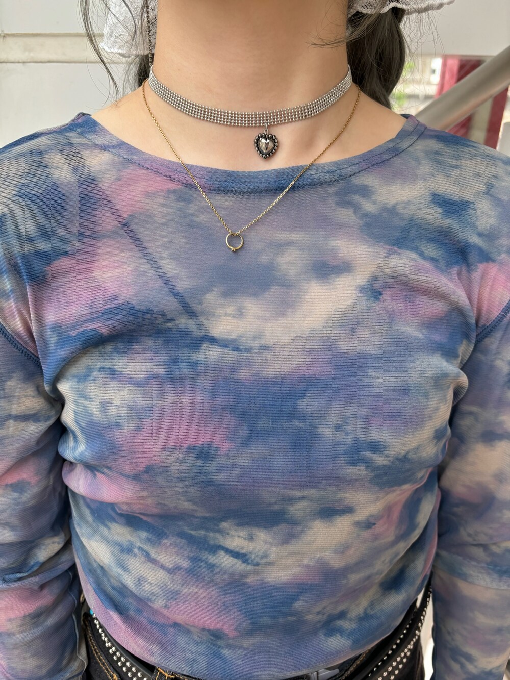 ブラック系のデニムパンツ、ブルー系のTシャツ/カットソー、ブラック系のその他シューズを着用したレディースの春コーディネートの6枚目の写真