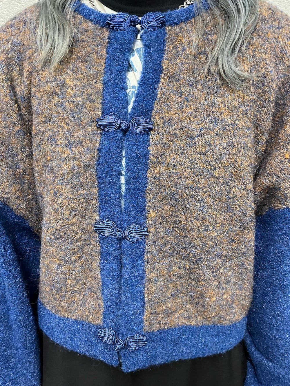 ホワイト系のTシャツ/カットソー、ブラック系のスカート、ブルー系のカーディガン/ボレロを着用したレディースの秋コーディネートの5枚目の写真