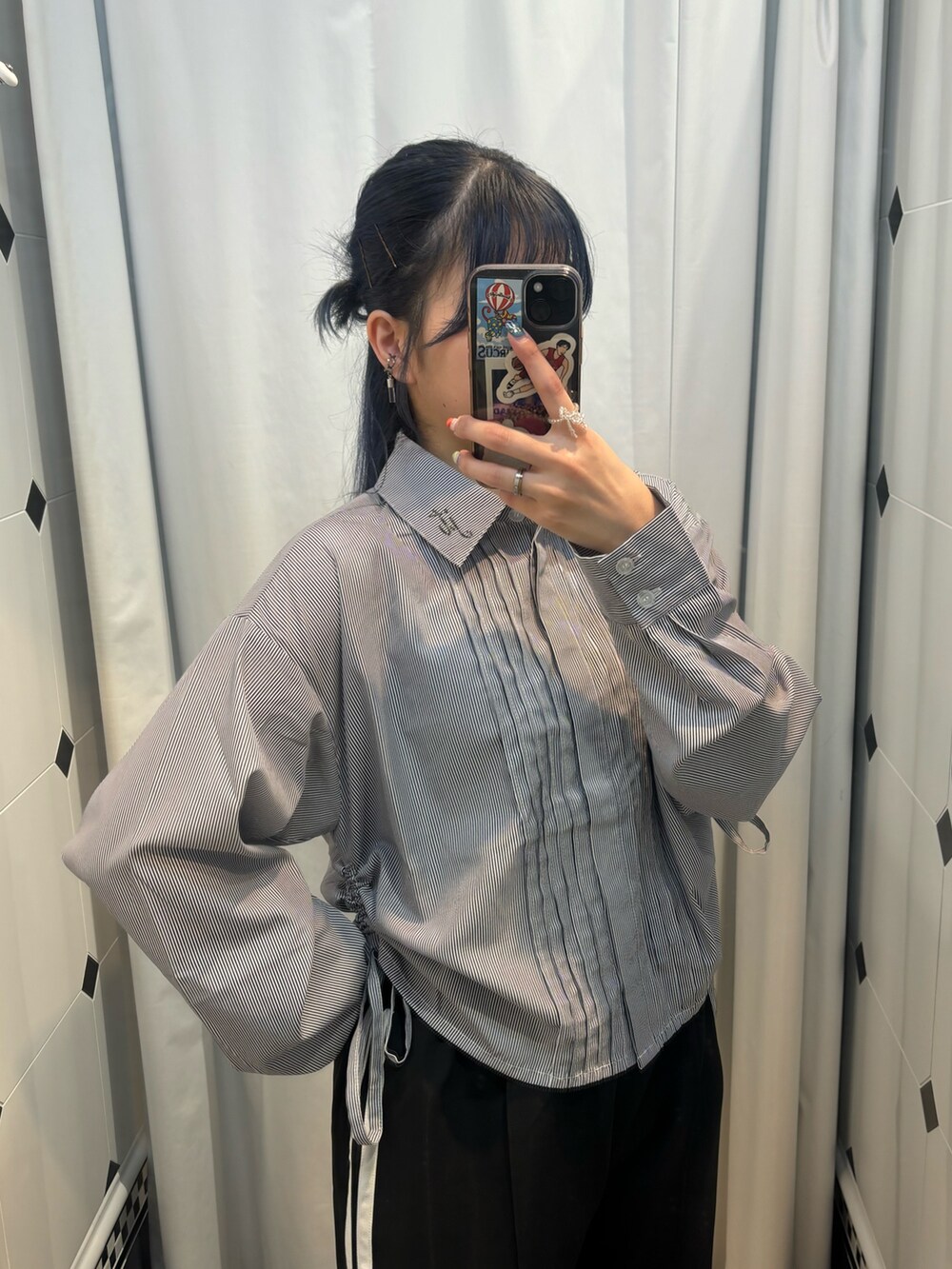 その他のその他パンツ、ブラック系のドレスシューズ、ブルー系のシャツ/ブラウスを着用したレディースの秋コーディネートの3枚目の写真