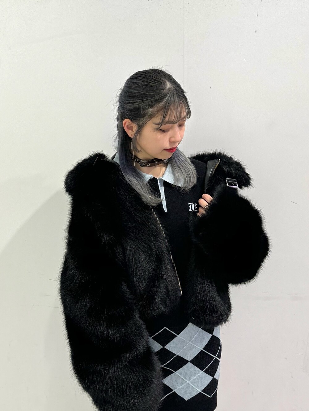 ブラック系のワンピース、ブラック系のトートバッグ、ブラック系のその他アウターを着用したレディースの秋コーディネートの4枚目の写真