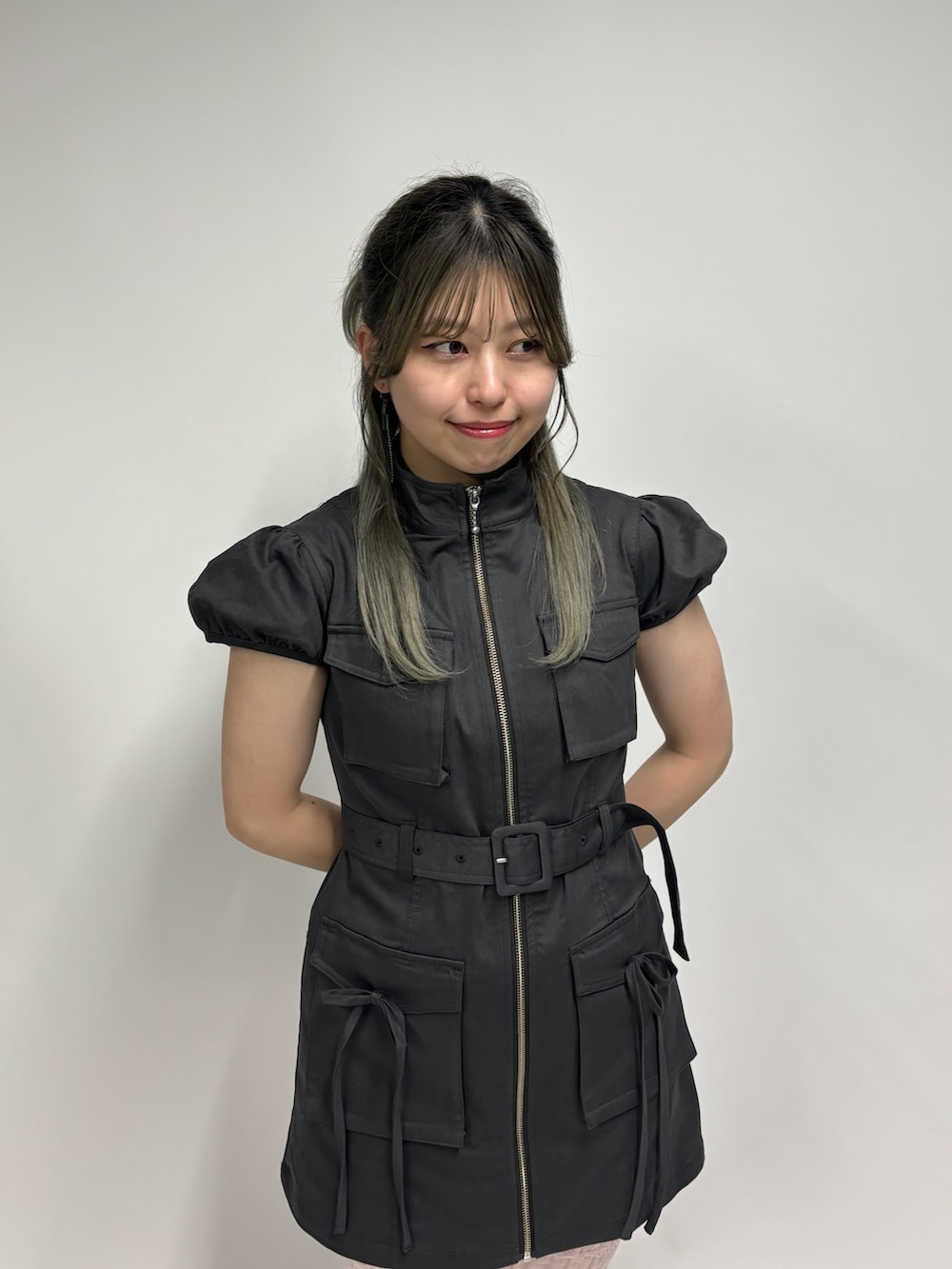 ピンク系のその他パンツ、ブラック系のワンピースを着用したレディースの春コーディネートの5枚目の写真