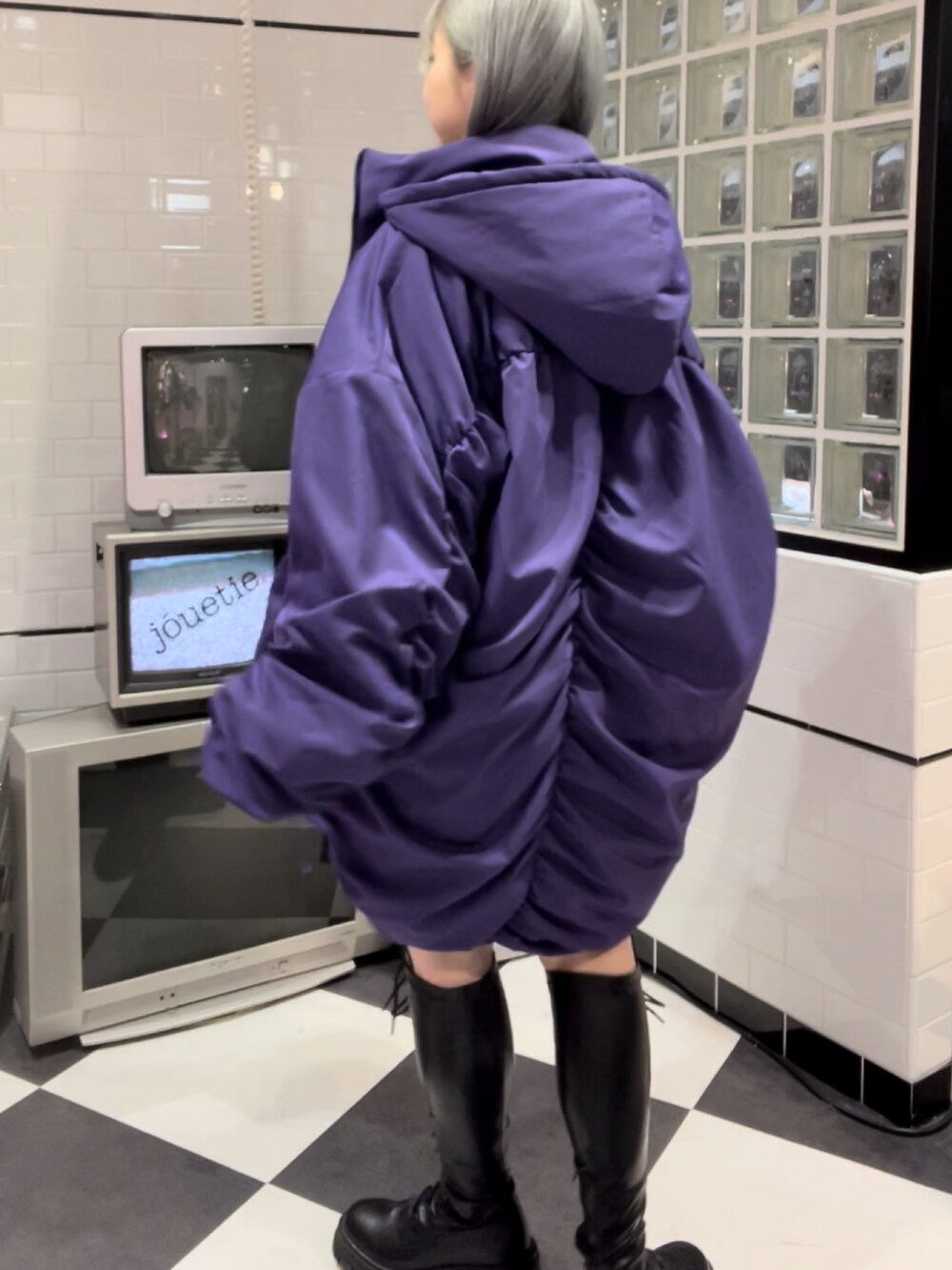 ブラック系のスカート、ホワイト系のTシャツ/カットソー、パープル系のその他アウターを着用したレディースの冬コーディネートの2枚目の写真