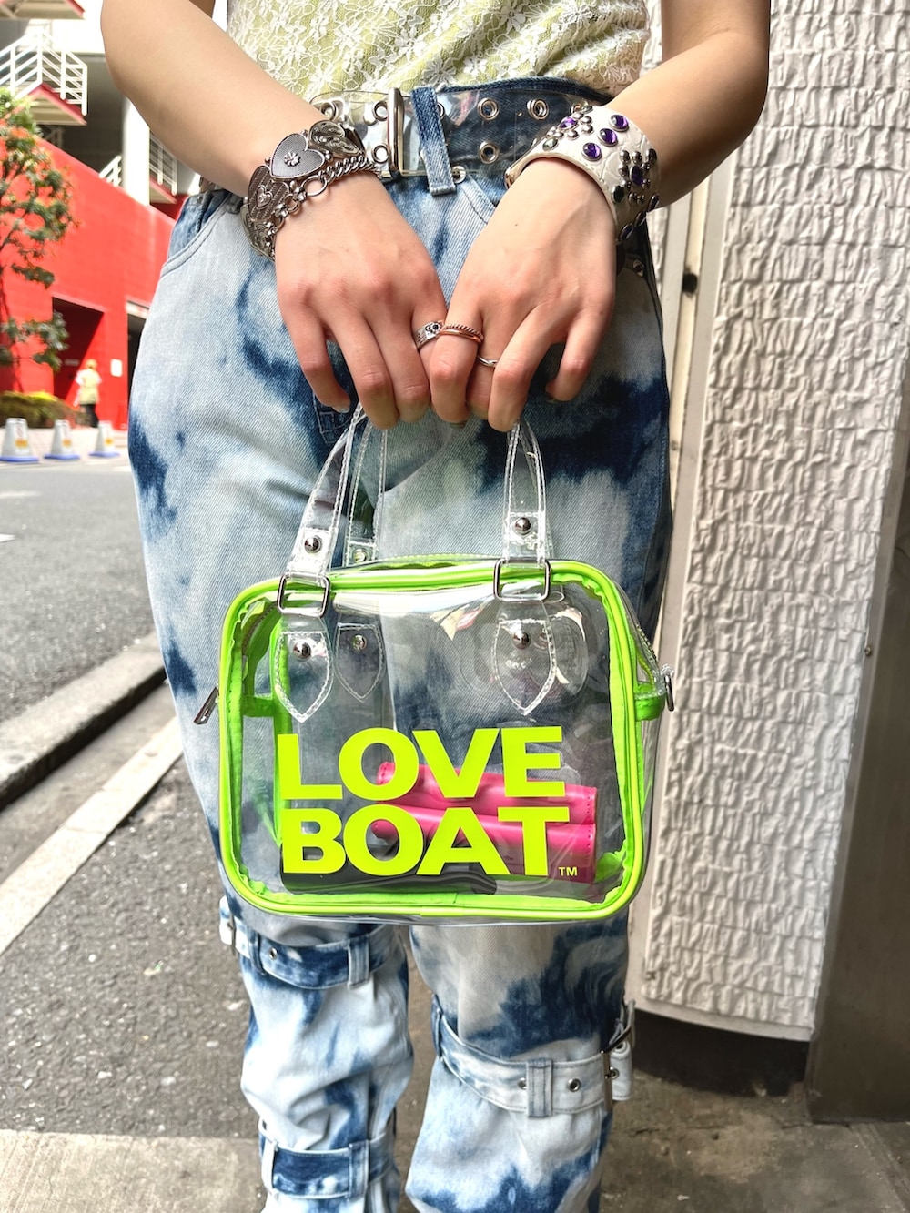 ホワイト系のTシャツ/カットソー、ブルー系のデニムパンツ、その他のボストンバッグを着用したレディースの春コーディネートの7枚目の写真