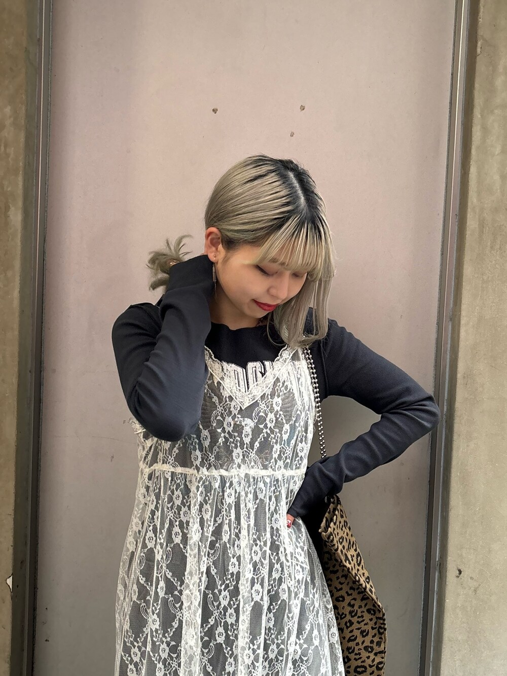 ホワイト系のワンピース、ブラック系のデニムパンツ、その他のトートバッグを着用したレディースの春コーディネートの6枚目の写真