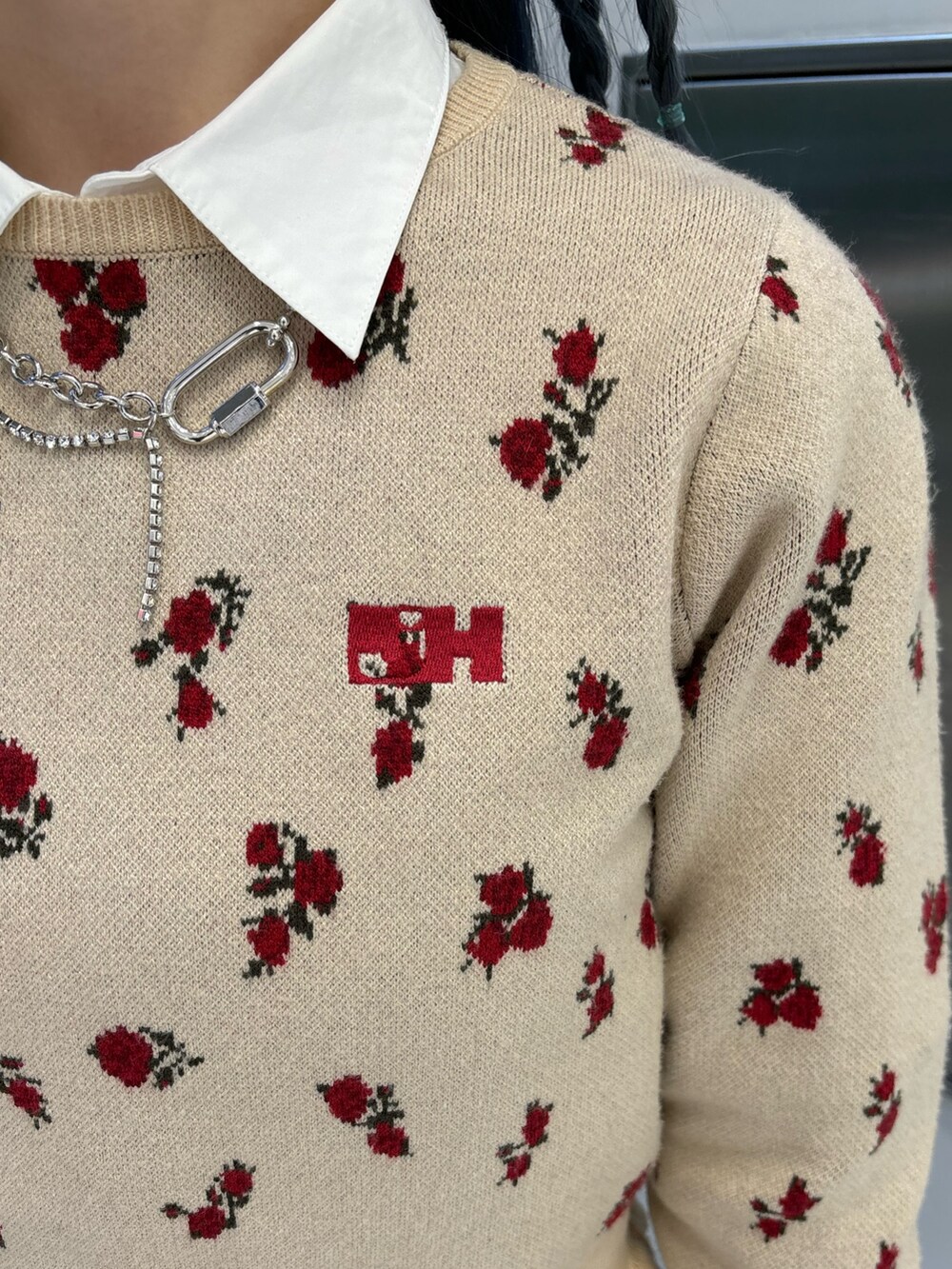 ブルー系のデニムパンツ、ブルー系のデニムパンツ、ホワイト系のニット/セーターを着用したレディースの冬コーディネートの6枚目の写真