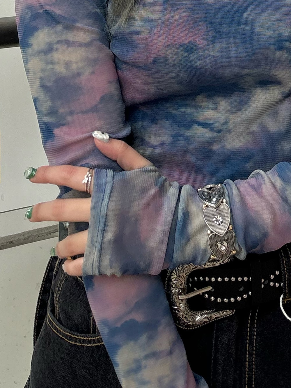 ブラック系のデニムパンツ、ブルー系のTシャツ/カットソー、ブラック系のその他シューズを着用したレディースの春コーディネートの9枚目の写真