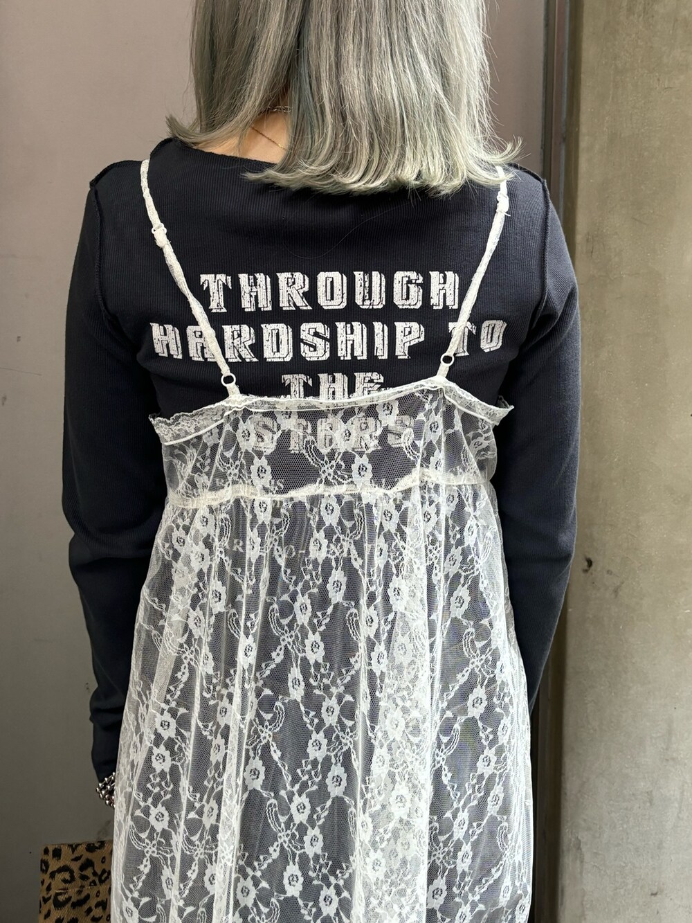 ホワイト系のワンピース、ブラック系のデニムパンツ、その他のトートバッグを着用したレディースの春コーディネートの8枚目の写真