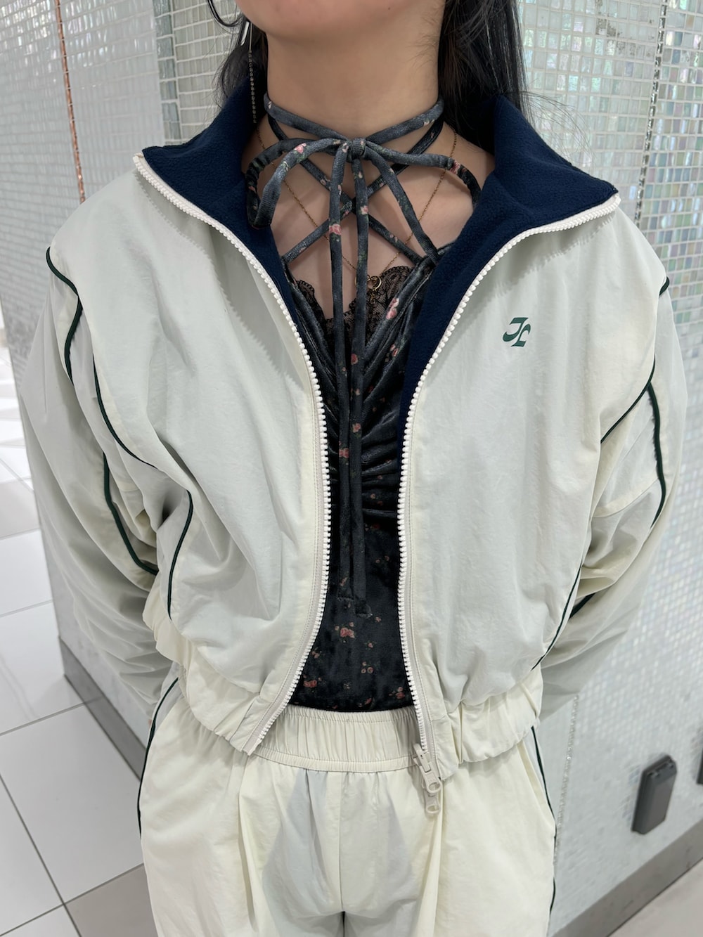 ホワイト系のその他パンツ、ホワイト系のブルゾン、グレー系のワンピースを着用したレディースの秋コーディネートの6枚目の写真