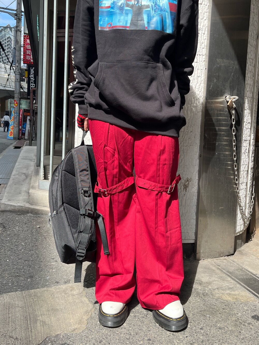 ブラック系のバックパック/リュック、ブラック系のパーカー、レッド系のその他パンツを着用したレディースの秋コーディネートの7枚目の写真