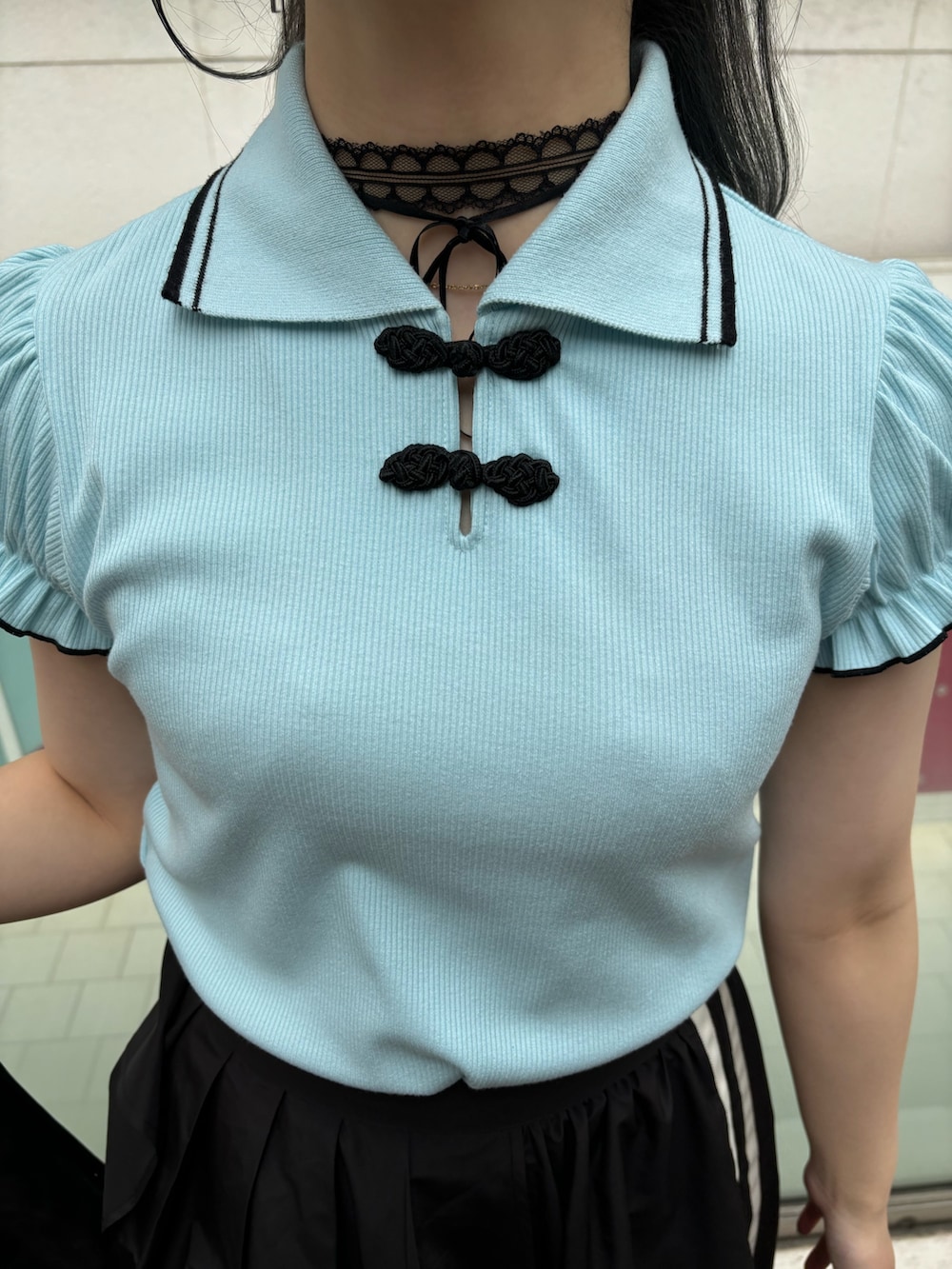 ブラック系のスカート、ブラック系のその他シューズ、ブラック系のショルダーバッグを着用したレディースの春コーディネートの6枚目の写真