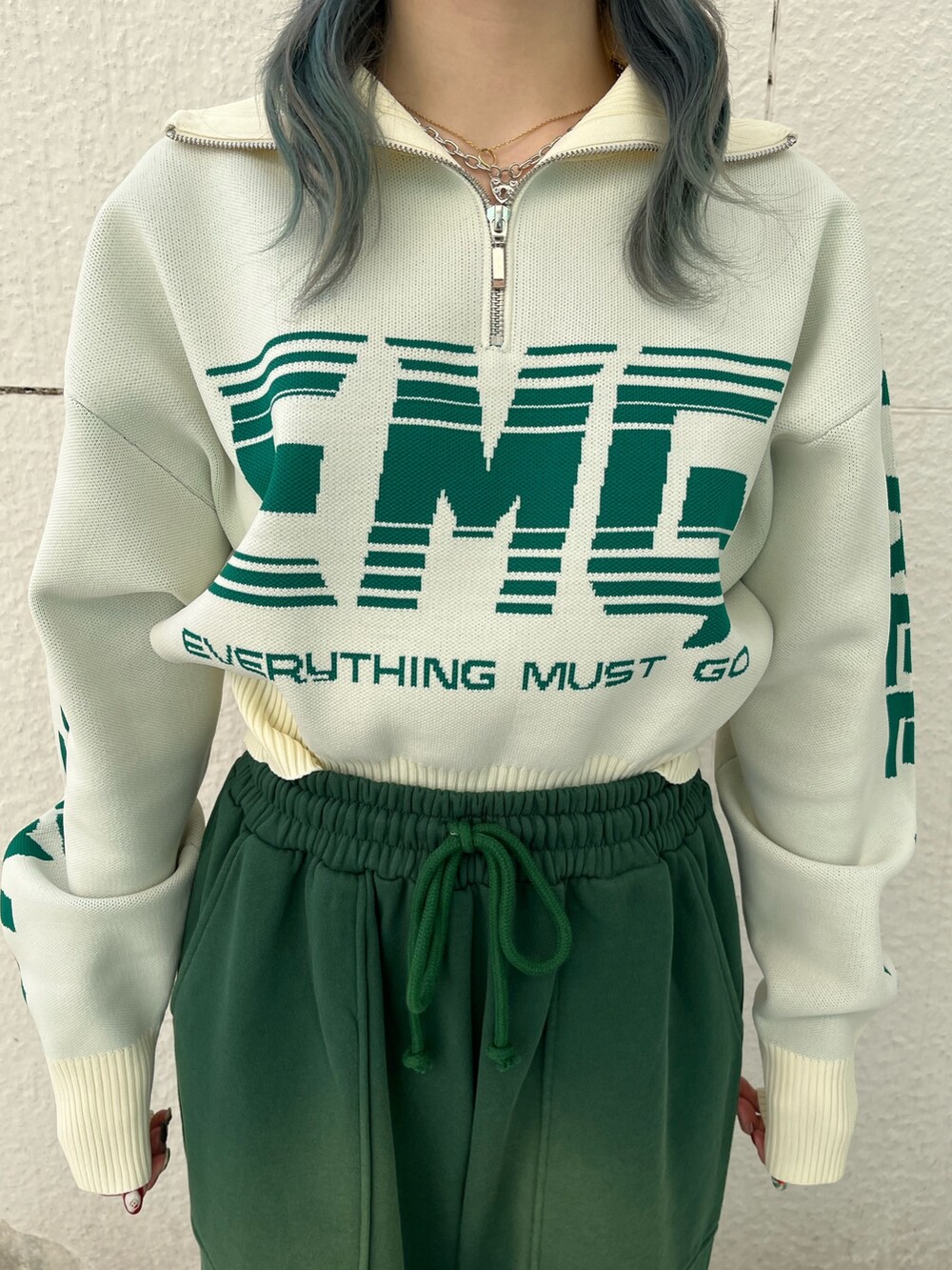 グリーン系のスウェットパンツ、ホワイト系のニット/セーター、シルバー系のネックレスを着用したレディースの冬コーディネートの7枚目の写真