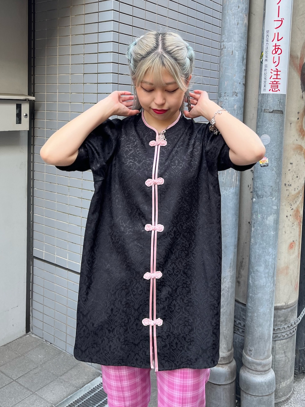 ブラック系のシャツ/ブラウス、ピンク系のその他パンツを着用したレディースの春コーディネートの2枚目の写真