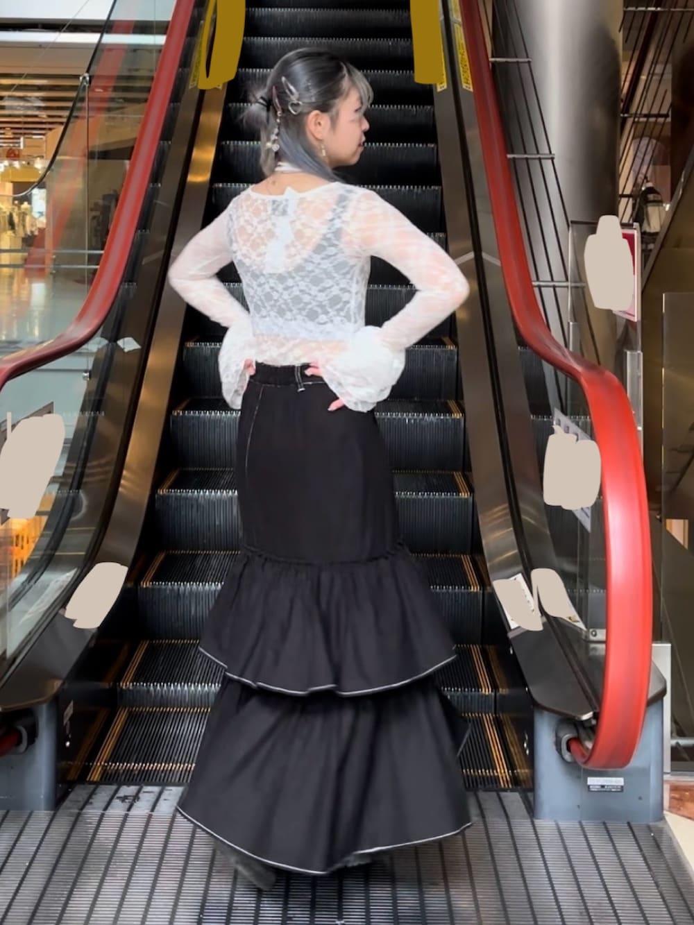 ブラック系のワンピース、ホワイト系のTシャツ/カットソー、シルバー系のネックレスを着用したレディースの秋コーディネートの3枚目の写真