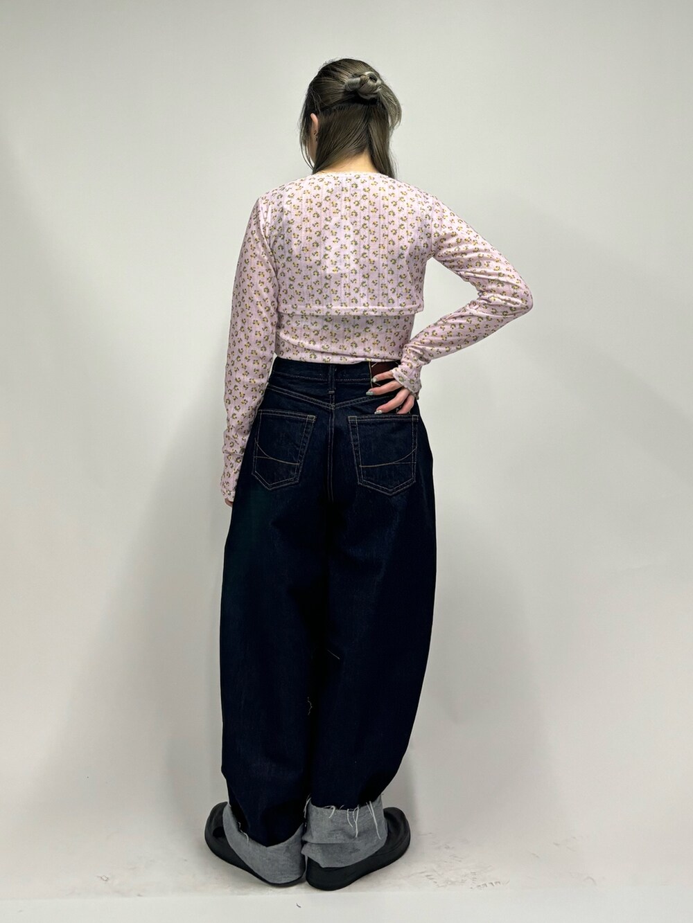 ブルー系のデニムパンツ、ピンク系のアンサンブルを着用したレディースの春コーディネートの3枚目の写真