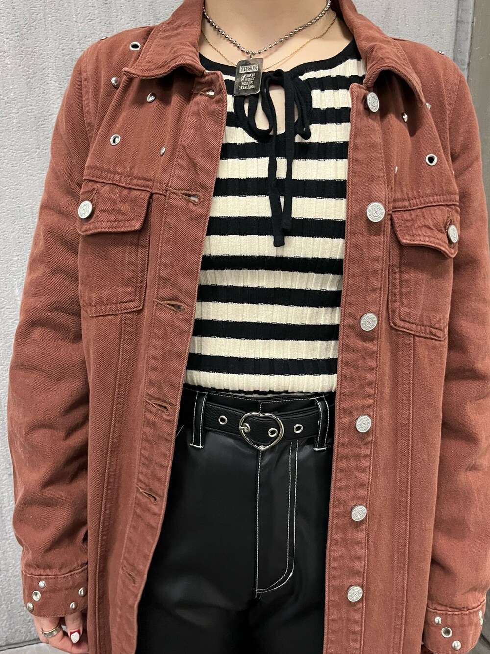 ホワイト系のニット/セーター、ブラウン系のワンピース、ブラック系のその他パンツを着用したレディースの冬コーディネートの6枚目の写真