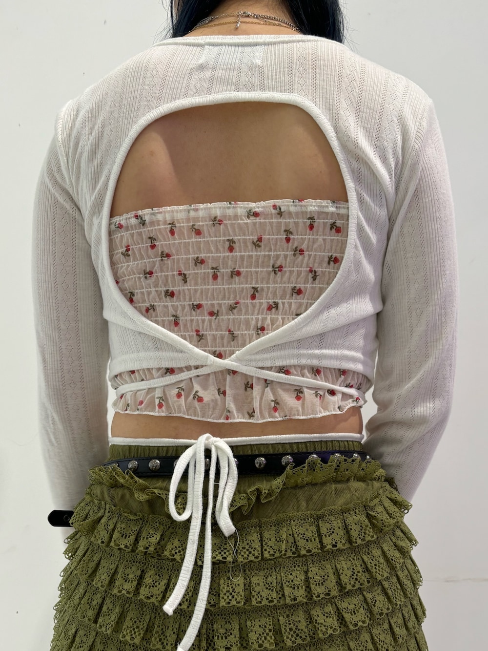 グリーン系のその他パンツ、ホワイト系のTシャツ/カットソー、ブラック系のトートバッグを着用したレディースの春コーディネートの7枚目の写真