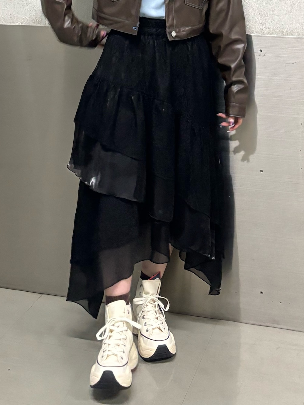 ブラック系のスカート、ホワイト系のスニーカー、ブルー系のTシャツ/カットソーを着用したレディースの冬コーディネートの7枚目の写真