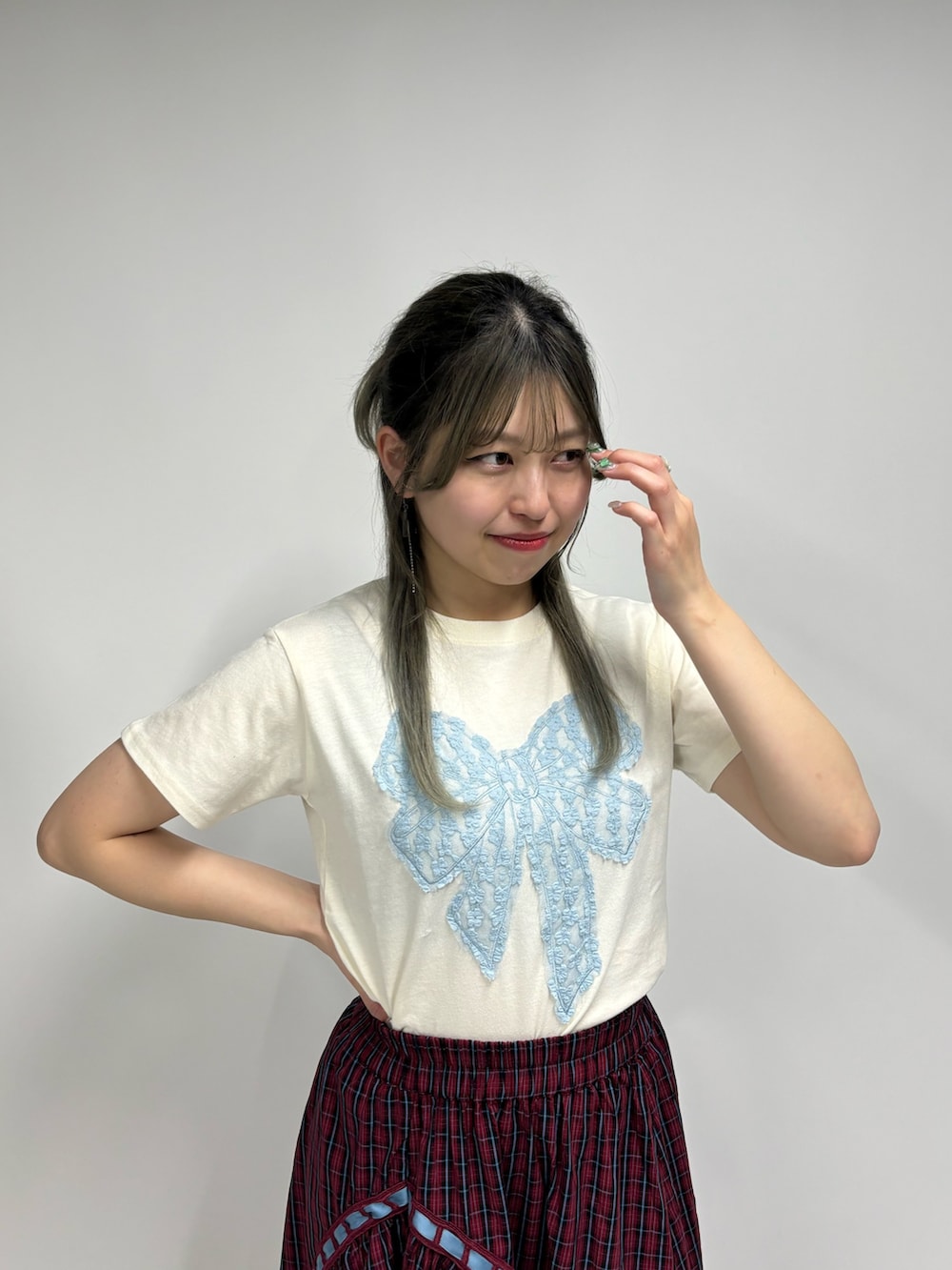 レッド系のスカート、ホワイト系のTシャツ/カットソー、ブラック系のその他シューズを着用したレディースの春コーディネートの5枚目の写真