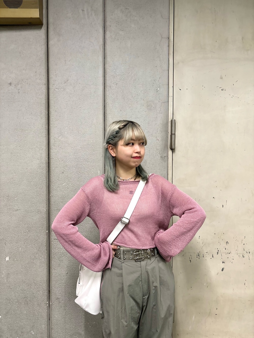 ホワイト系のバックパック/リュック、ホワイト系のキャミソール、グレー系のその他パンツを着用したレディースの春コーディネートの6枚目の写真