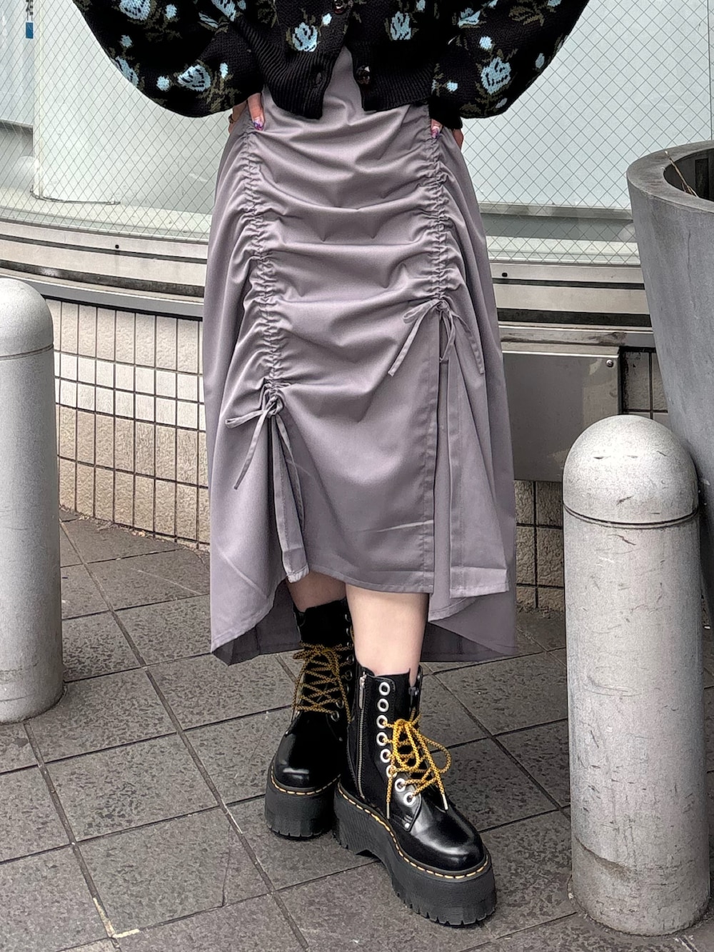 グレー系のワンピース、ブラック系のカーディガン/ボレロ、ブラック系のその他シューズを着用したレディースの冬コーディネートの7枚目の写真