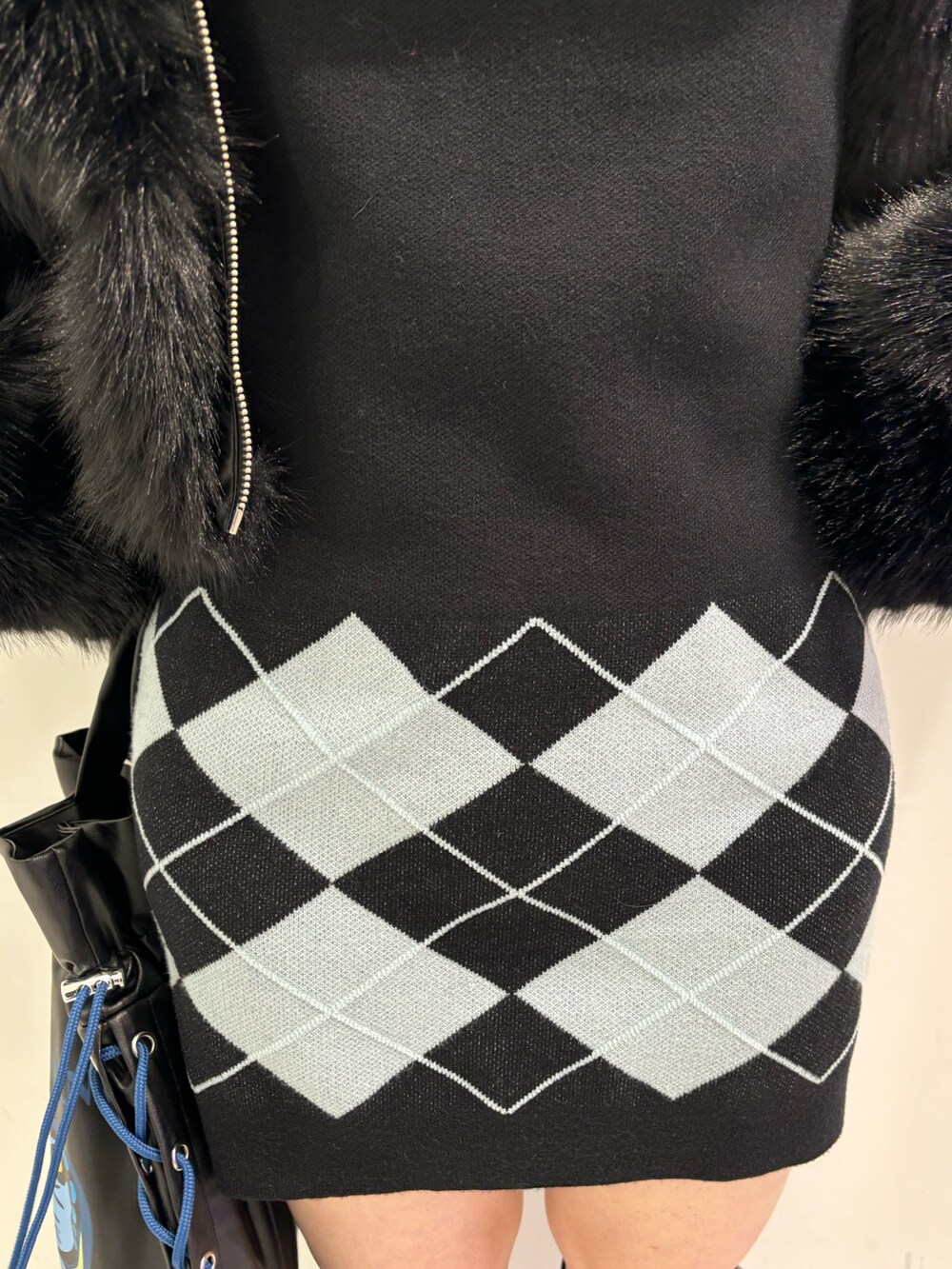 ブラック系のワンピース、ブラック系のトートバッグ、ブラック系のその他アウターを着用したレディースの秋コーディネートの6枚目の写真