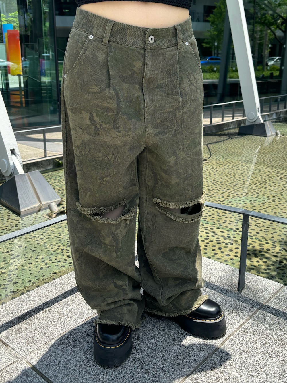 グリーン系のその他パンツ、ブラック系のその他シューズ、ブラック系のタンクトップを着用したレディースの夏コーディネートの8枚目の写真