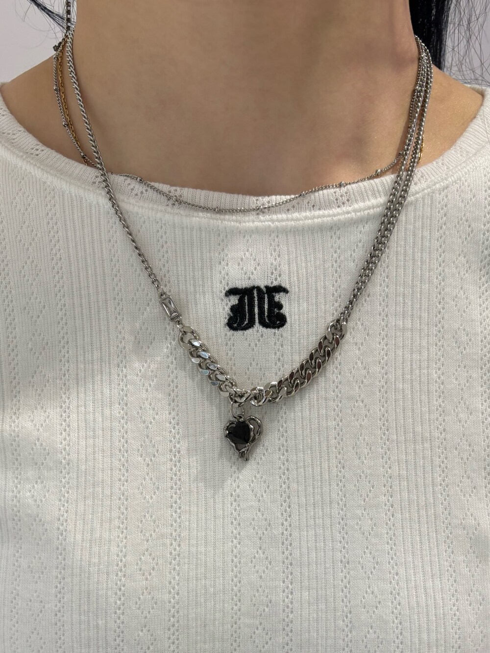 グリーン系のその他パンツ、ホワイト系のTシャツ/カットソー、ブラック系のトートバッグを着用したレディースの春コーディネートの5枚目の写真